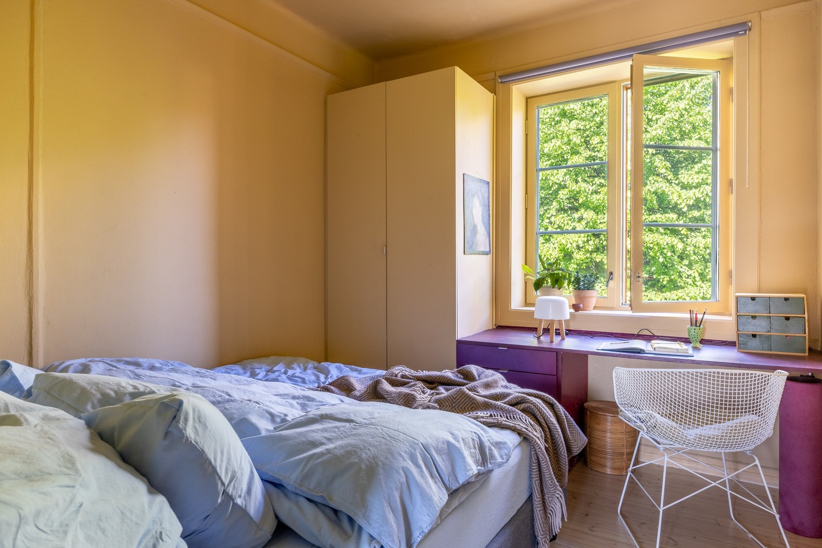 Det er garderobeskap, samt plass til å innrede med stor kontorpult eller andre oppbevaringsmøbler. Galleribilde