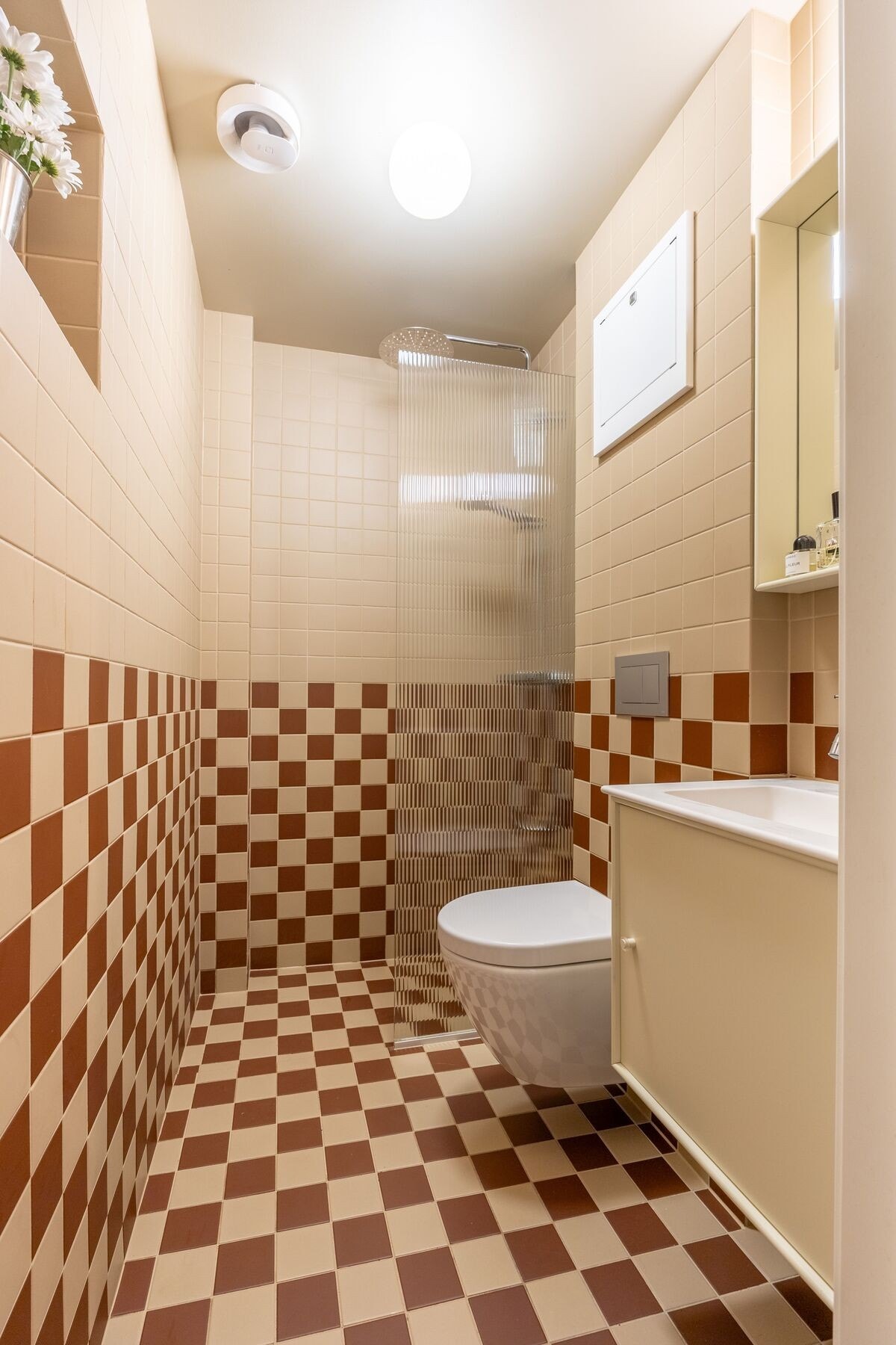 Fellesvaskeri i kjeller med industrimaskiner. Galleribilde