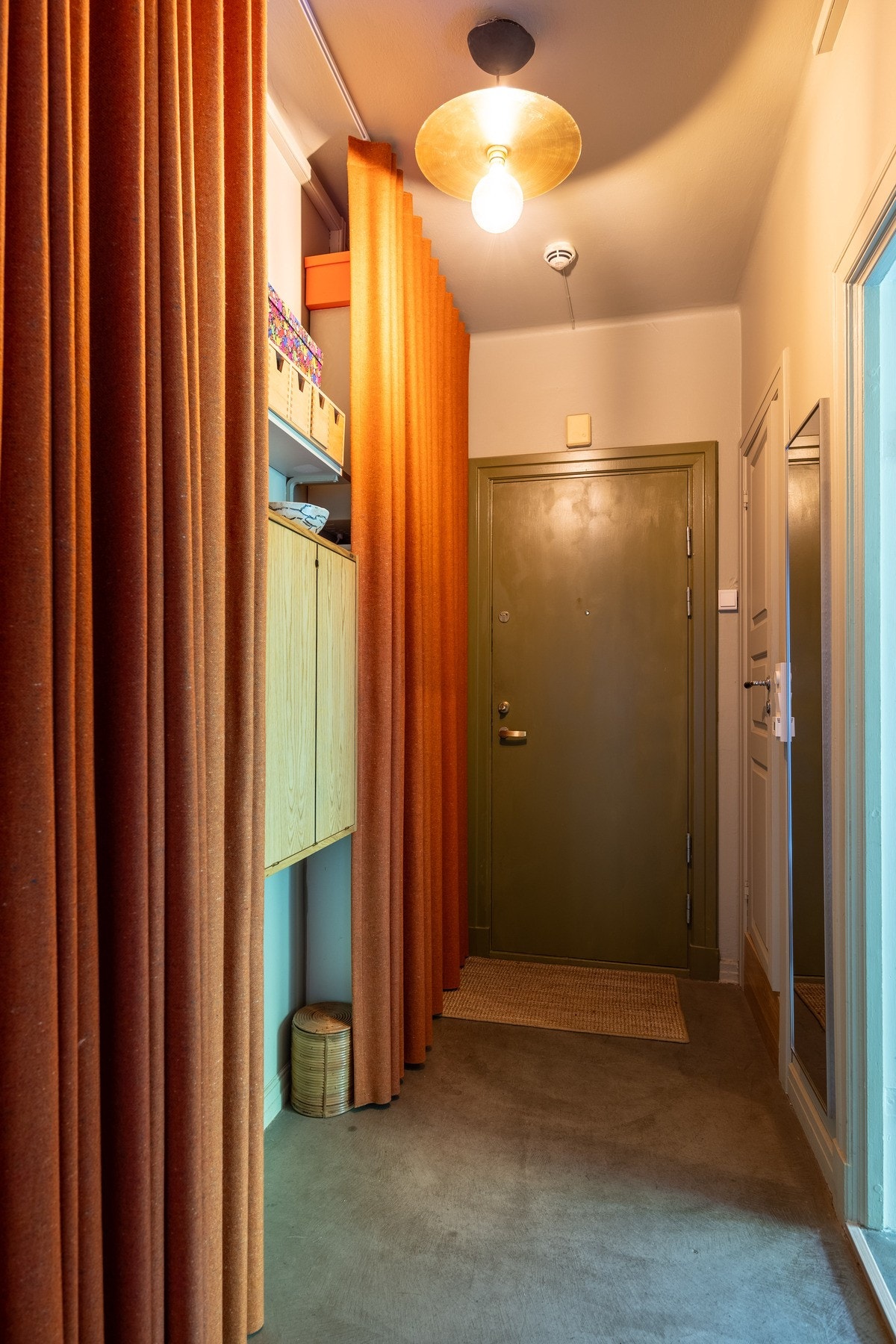 Adkomst via felles trappeoppgang med dørcalling. Galleribilde