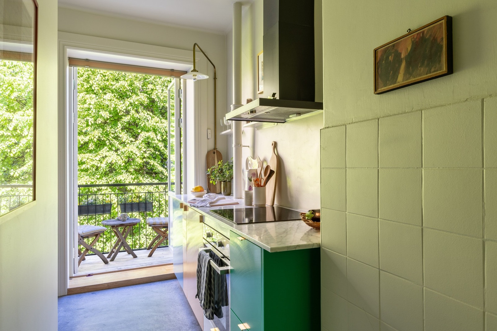 Separat kjøkken med lekre fronter fra Reform Cph (2021), modellen heter MATCH og er designet av Muller Van Severen. Galleribilde