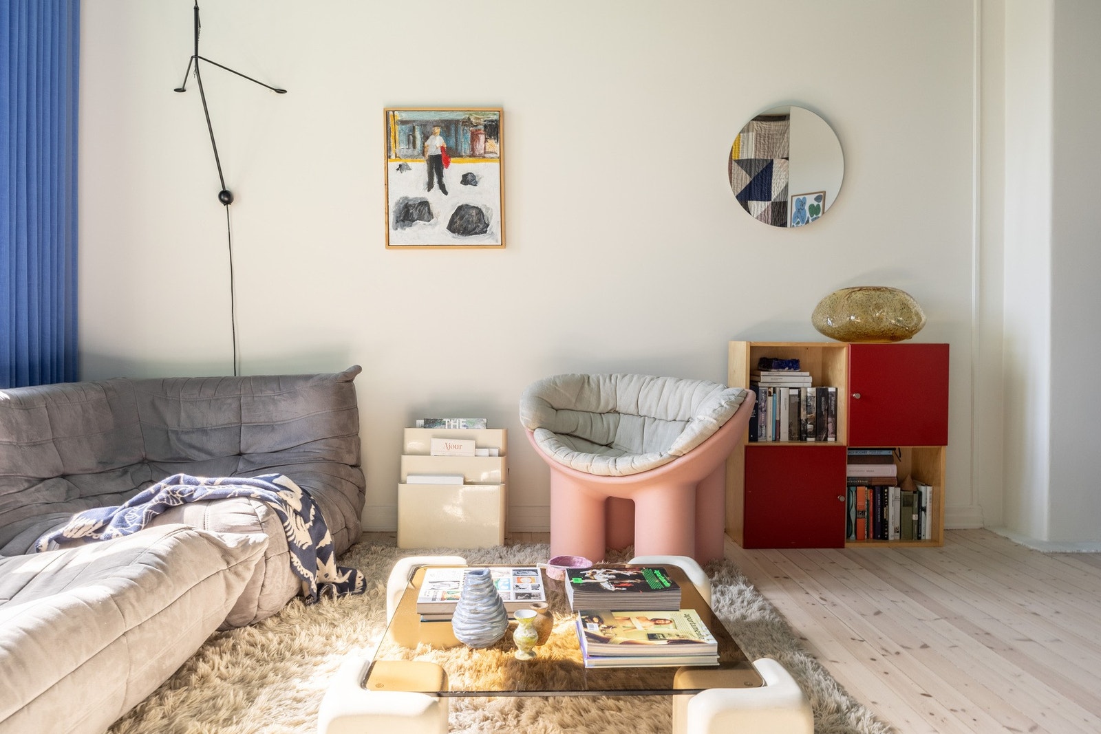 Overflatene er malt i moderne fargetoner. Galleribilde