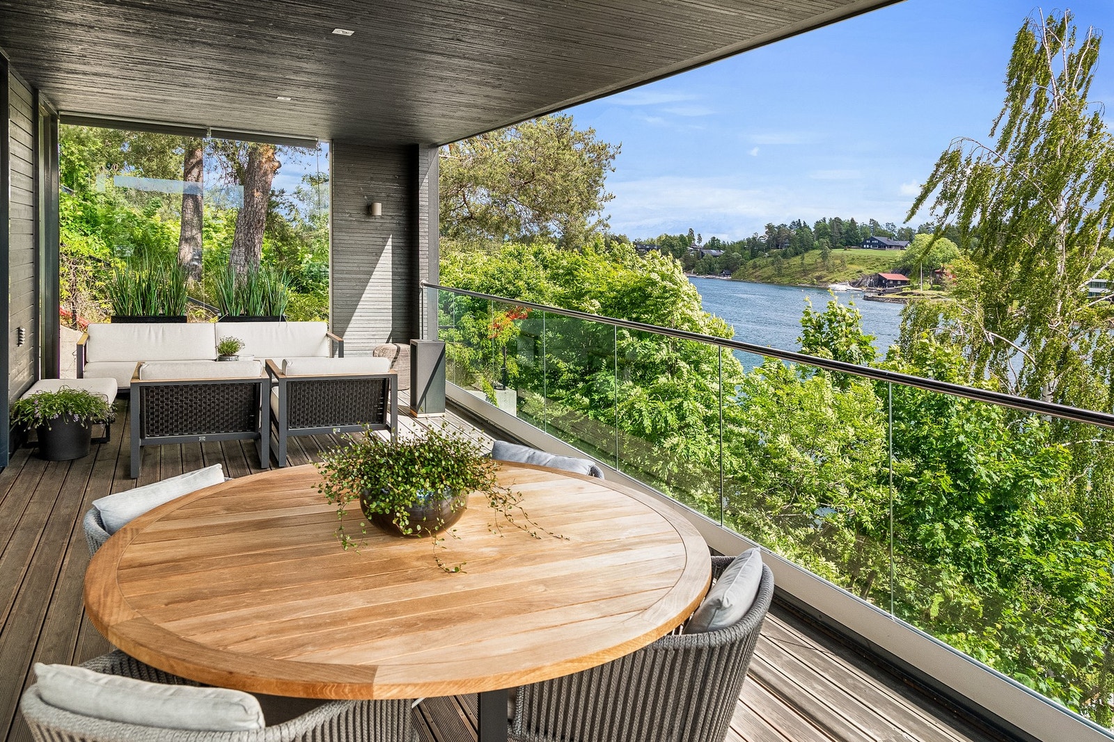 Fra stuen i 2. etasje åpner det seg en nydelig, sydøstvendt takterrasse på hele 28 kvm. Galleribilde