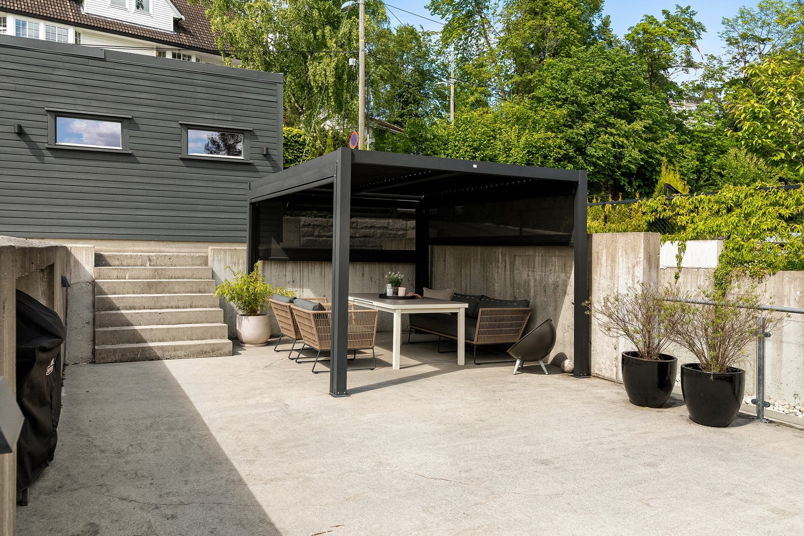 Et allsidig uteområde som innbyr til både rolige ettermiddagstimer og sosiale samlinger i større format. Galleribilde