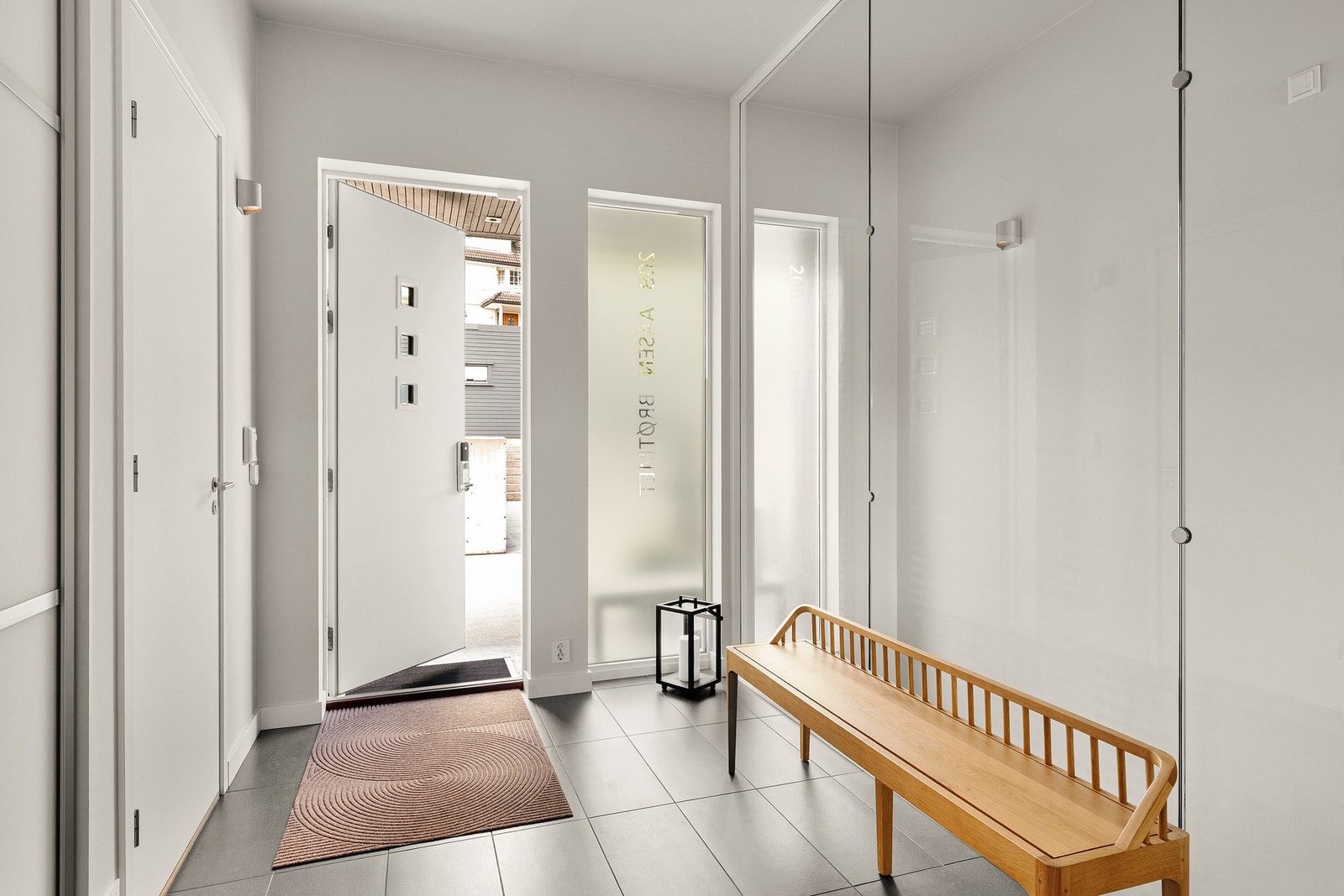 Lys og innbydende entré med adkomst til separat WC og praktisk skyvedørsgarderobe. Galleribilde