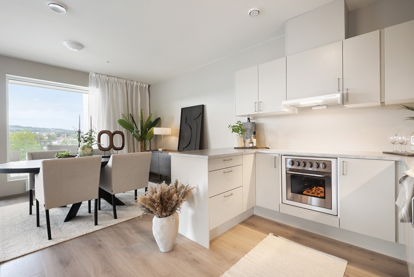 Åpen løsning som knytter stuen og kjøkkenet sammen. Galleribilde