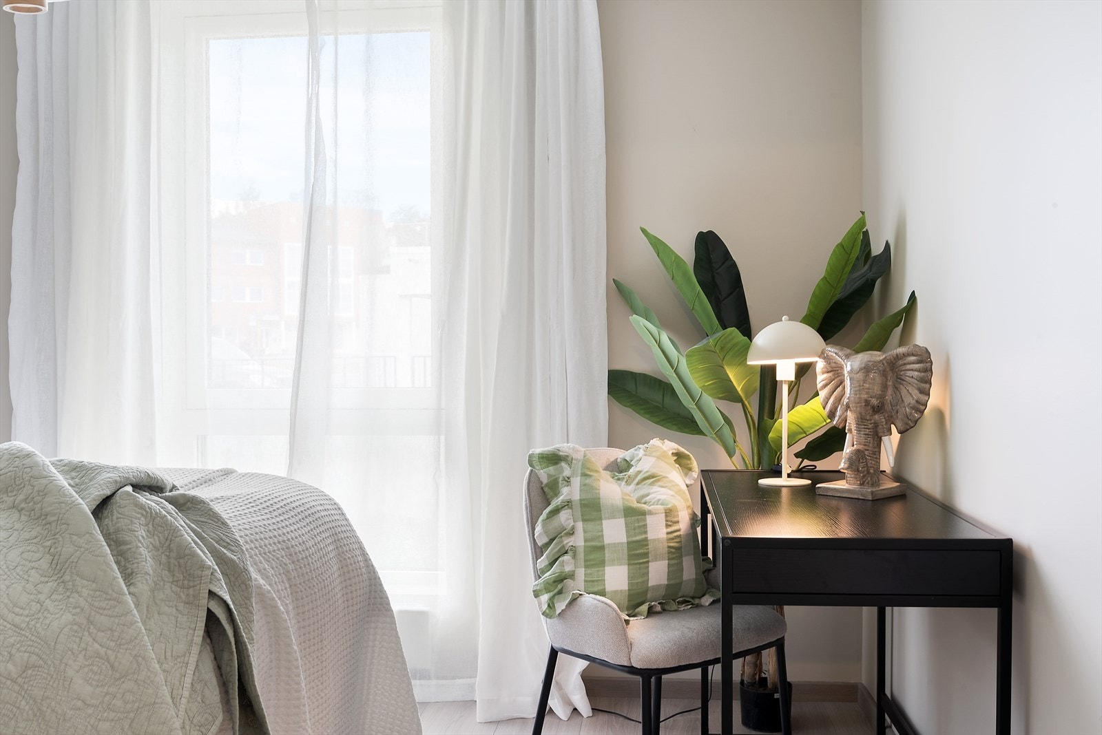 Man har plass til en pult eller kommode på soverommet. Galleribilde