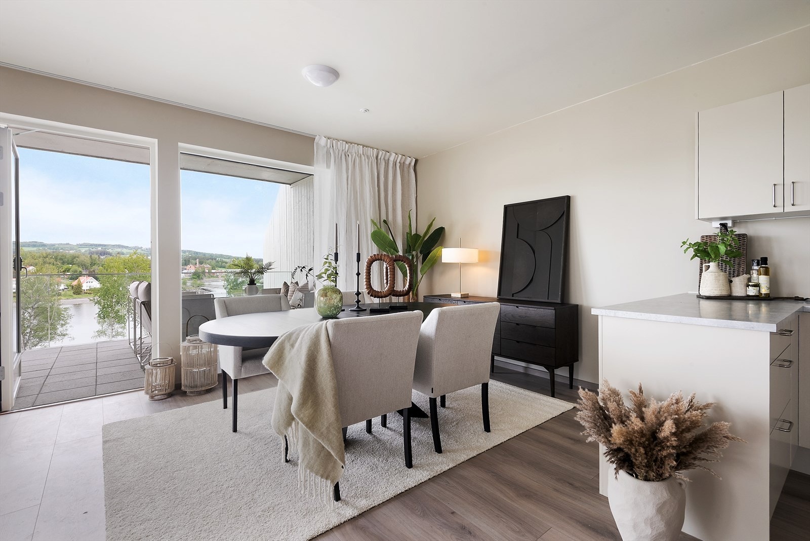 Gode lysforhold i spisestuen. Galleribilde