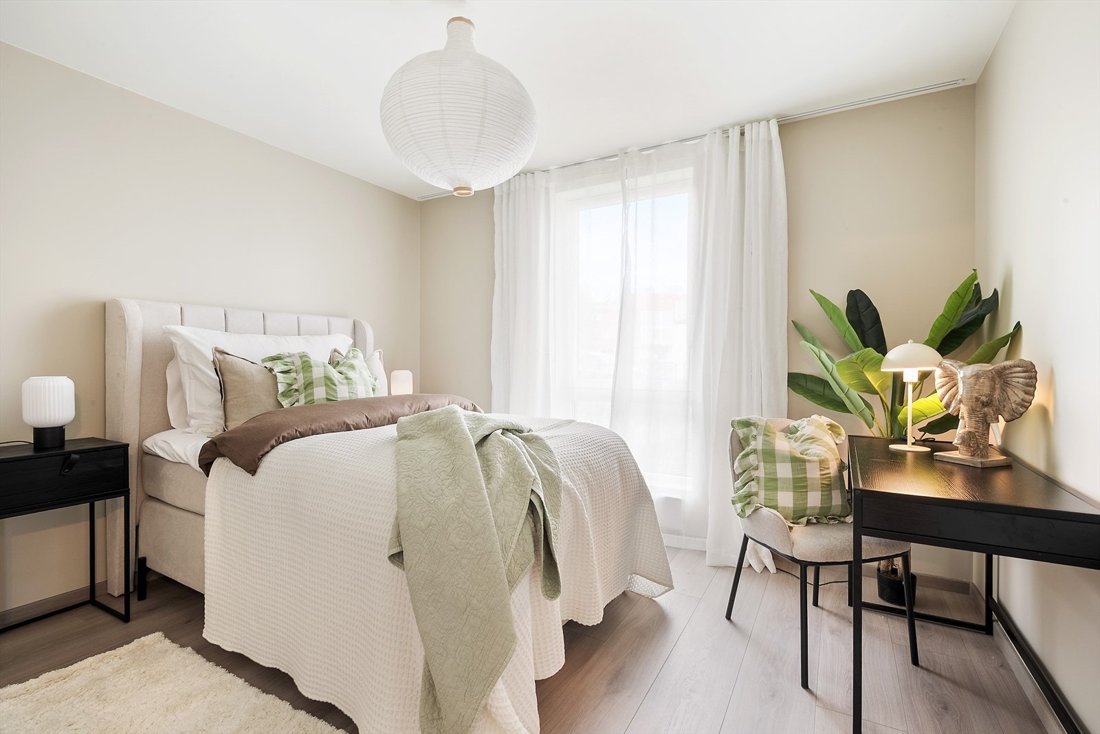 God plass til dobbeltseng på soverommet. Galleribilde