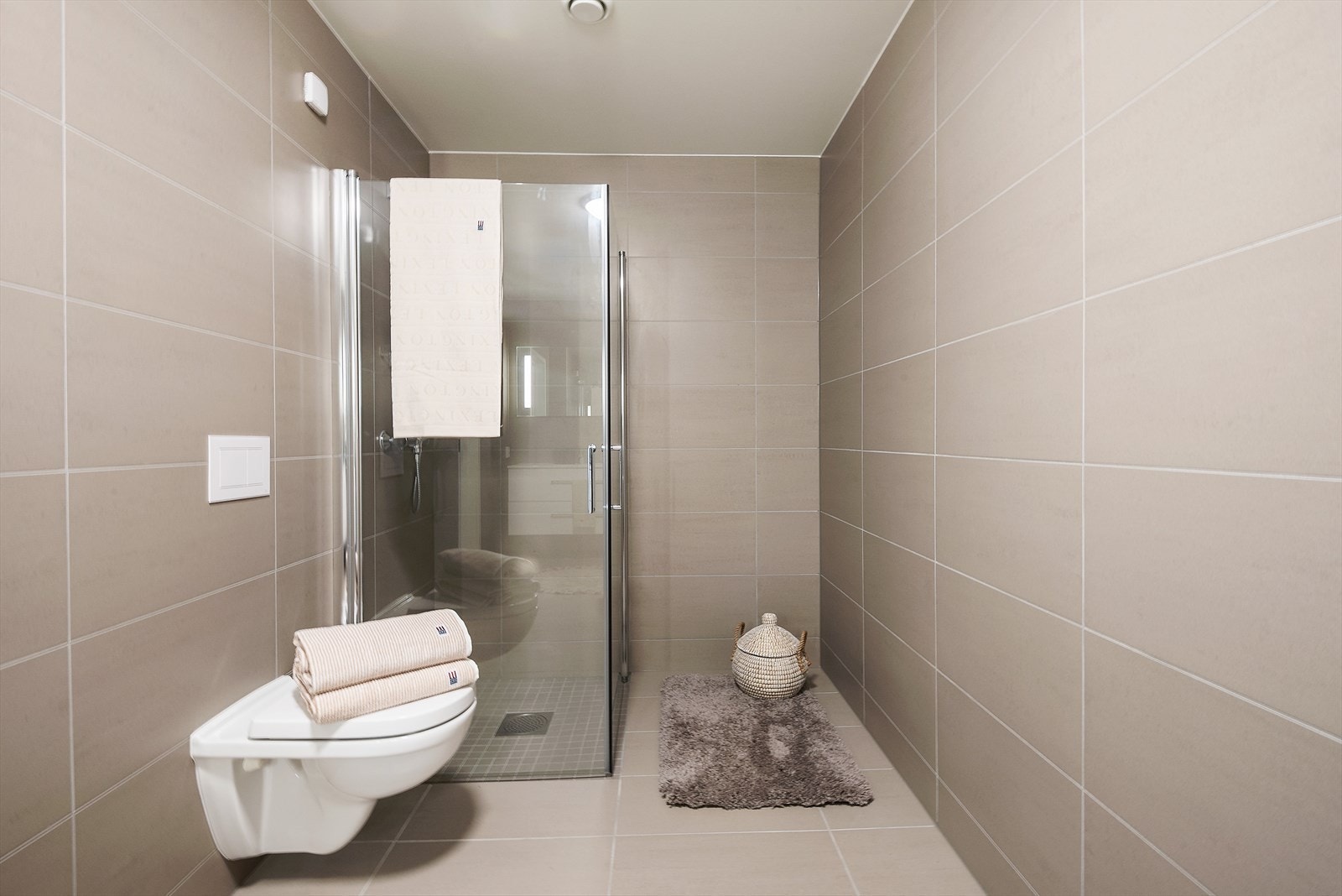 Toalett og dusj på eget bad. Galleribilde