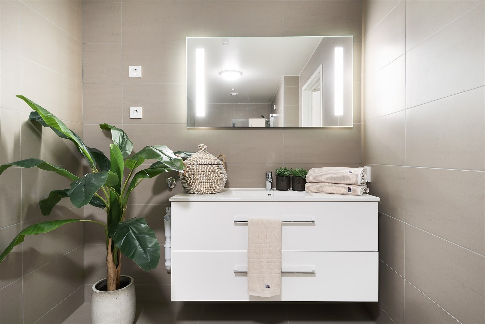 Store fliser på badet. Galleribilde