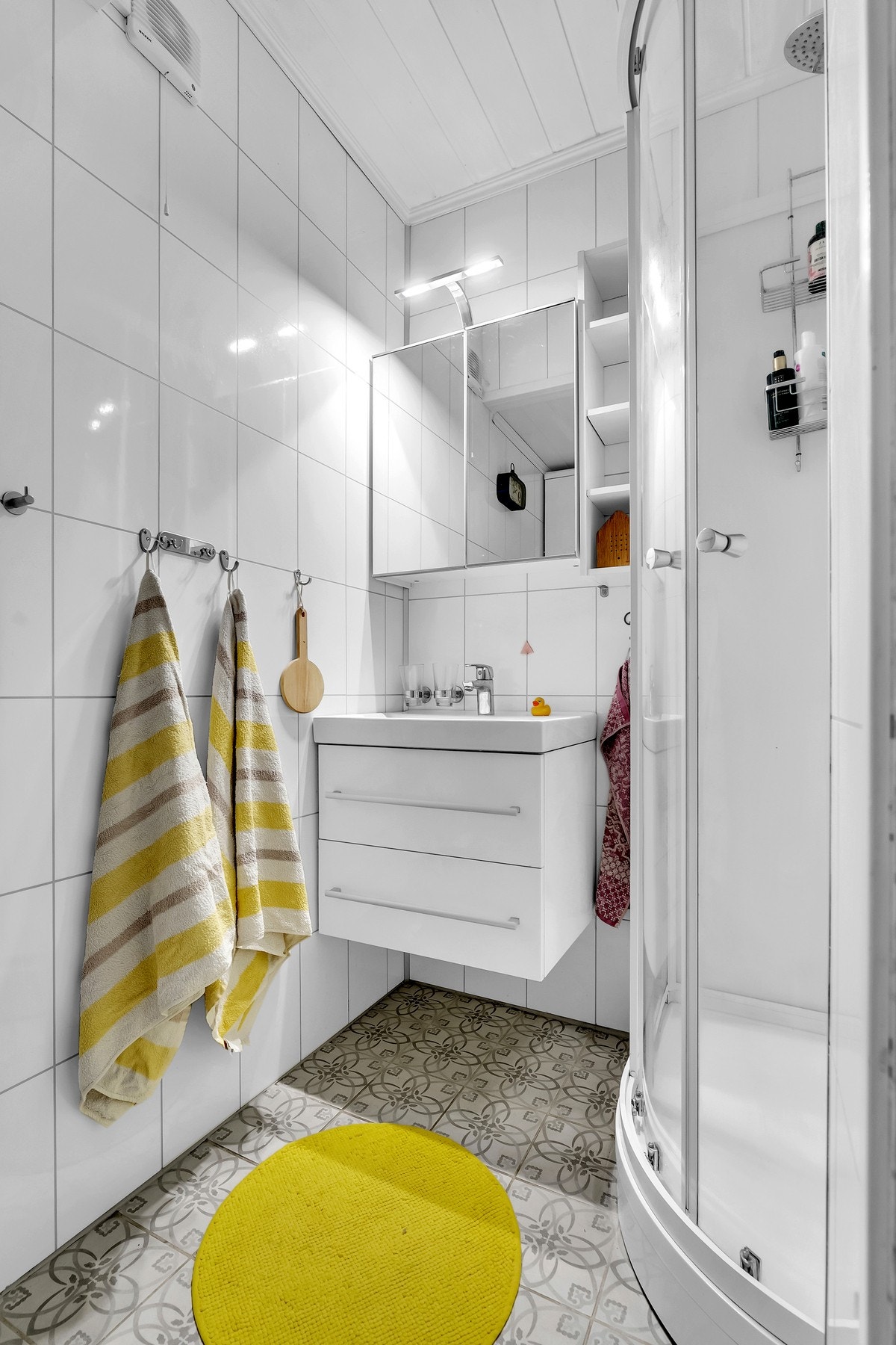 Badet i første etasje har vask med innredning, toalett og dusjkabinett. Galleribilde