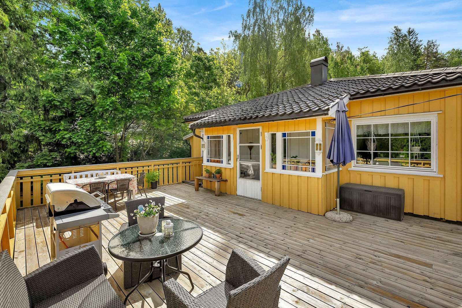 Stor veranda med masse plass til forskjellige utemøblementer. Galleribilde
