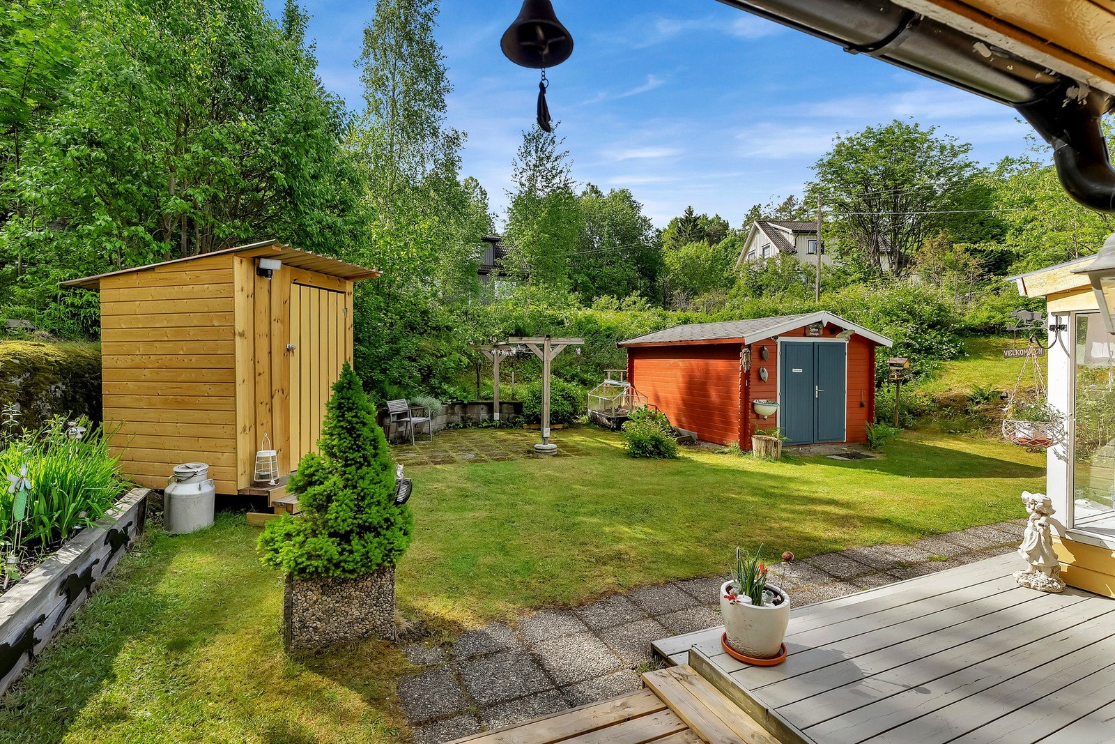 Stor uteplass med boder til lagring. Galleribilde