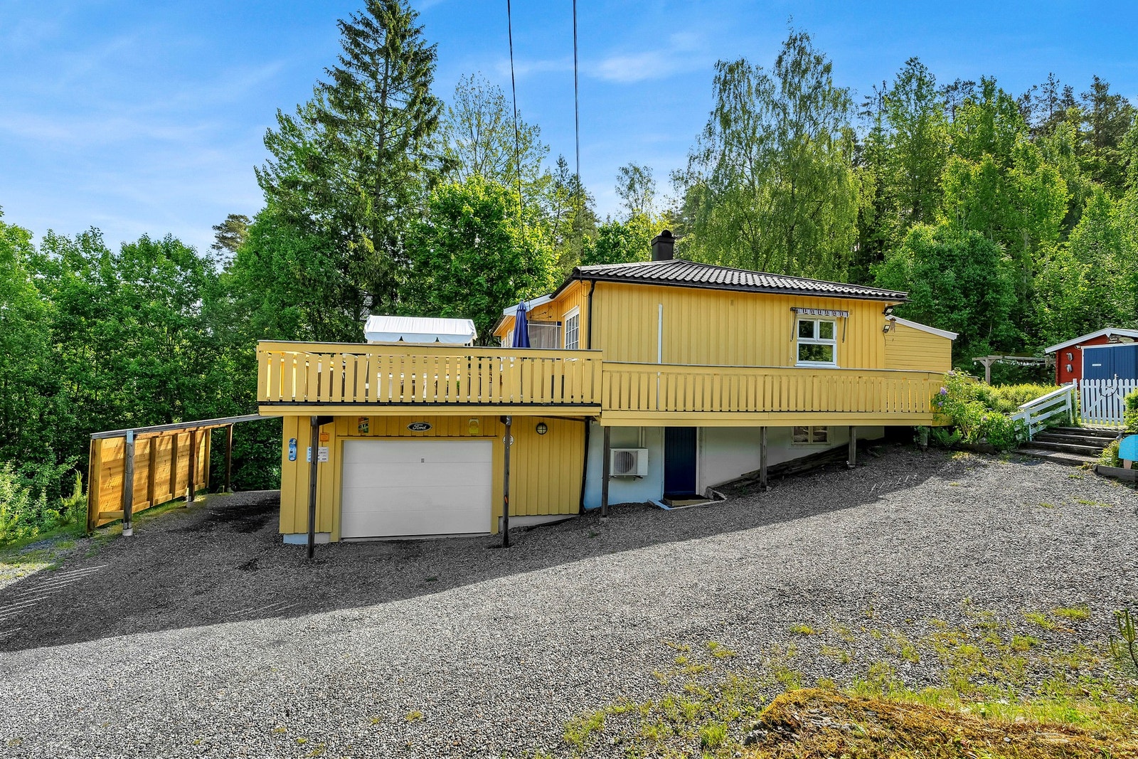 Boligen har god plass til parkering og garasje i tilknytning til eiendommen. Galleribilde