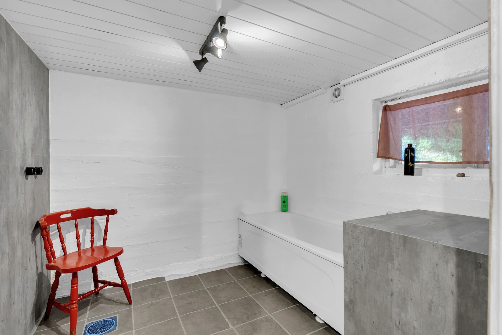 Bad i undereatsjen med badekar og servant. Galleribilde