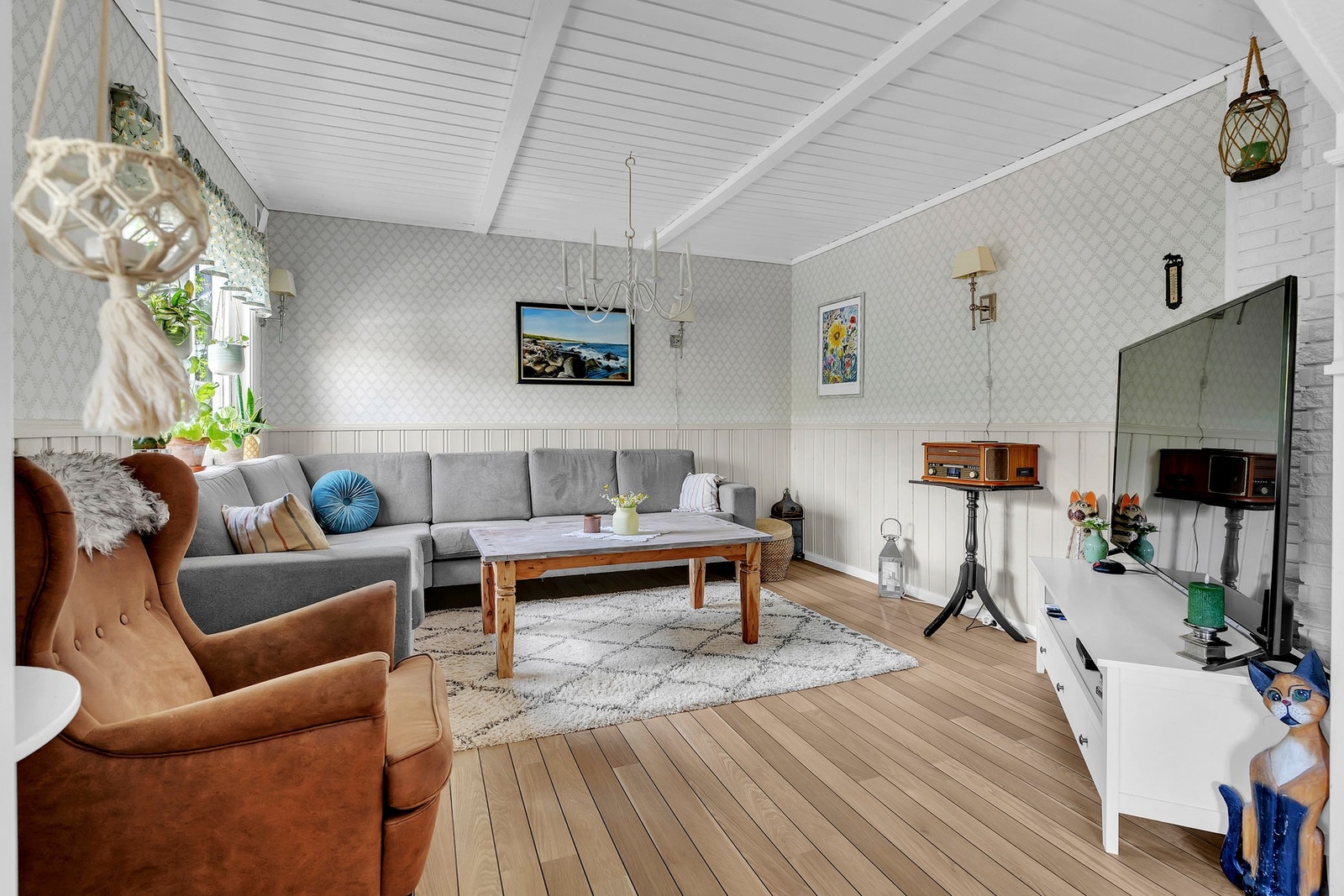 Stua har god plass til sofagruppe med plass til hele familien! Galleribilde