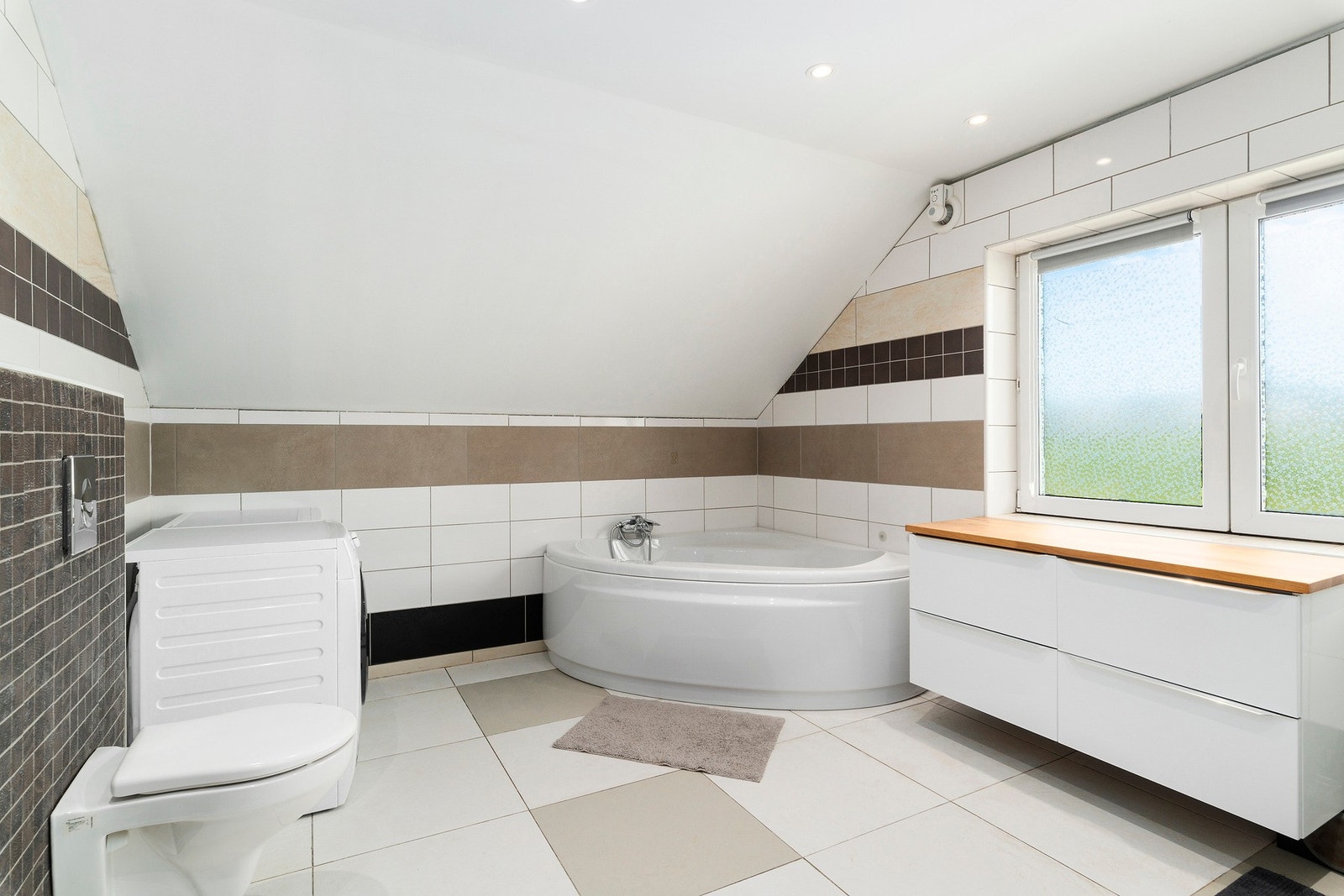 Baderommet er fornyet i 2019 med nytt tettesjikt, varmekabel, sluk, fliser og innredning. Galleribilde