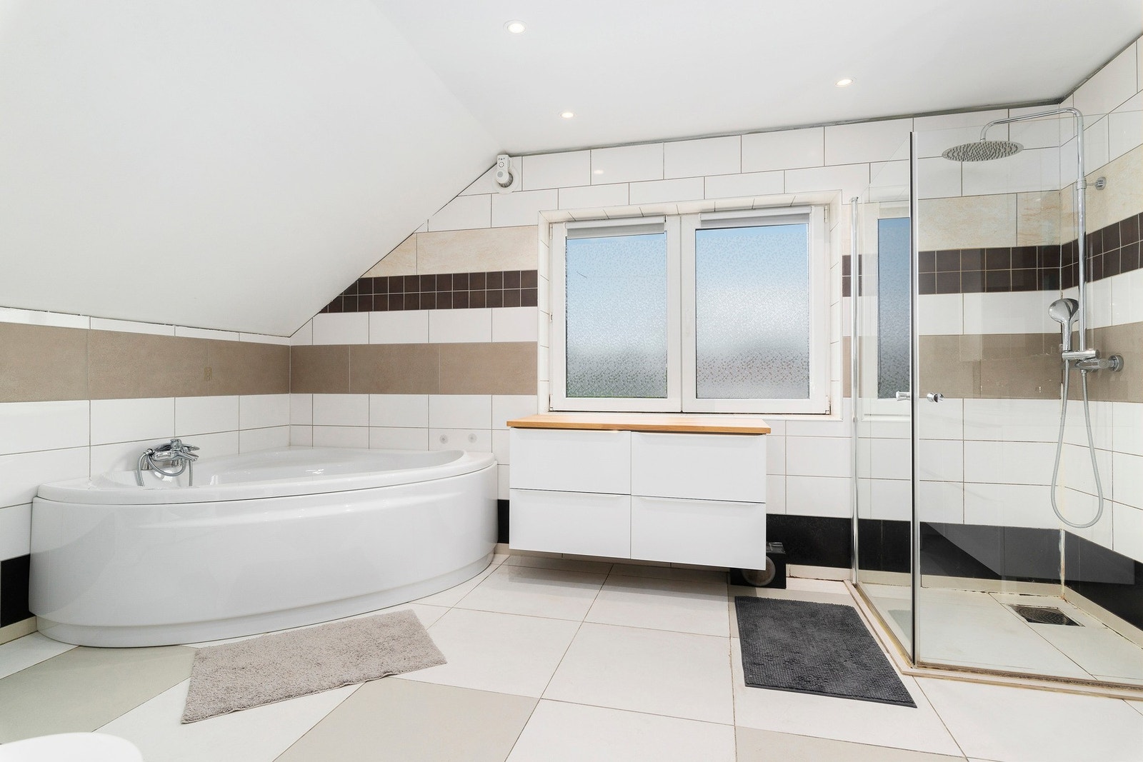 Romslig badekar og dusjnisjen gir fleksible valgmuligheter i hverdagen. Galleribilde