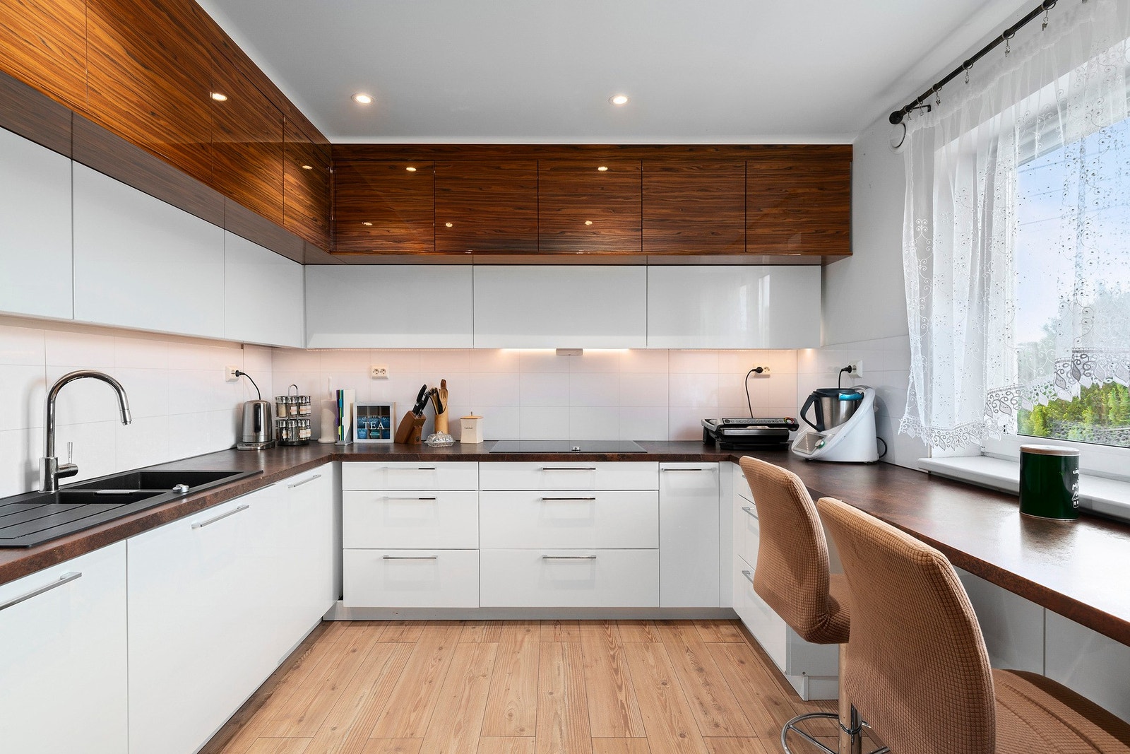 Kjøkkenet fremstår som stilfullt og moderne, innredet i 2019. Her finner du mellom annet integrert platetopp, kombiovn og oppvaskmaskin. Galleribilde