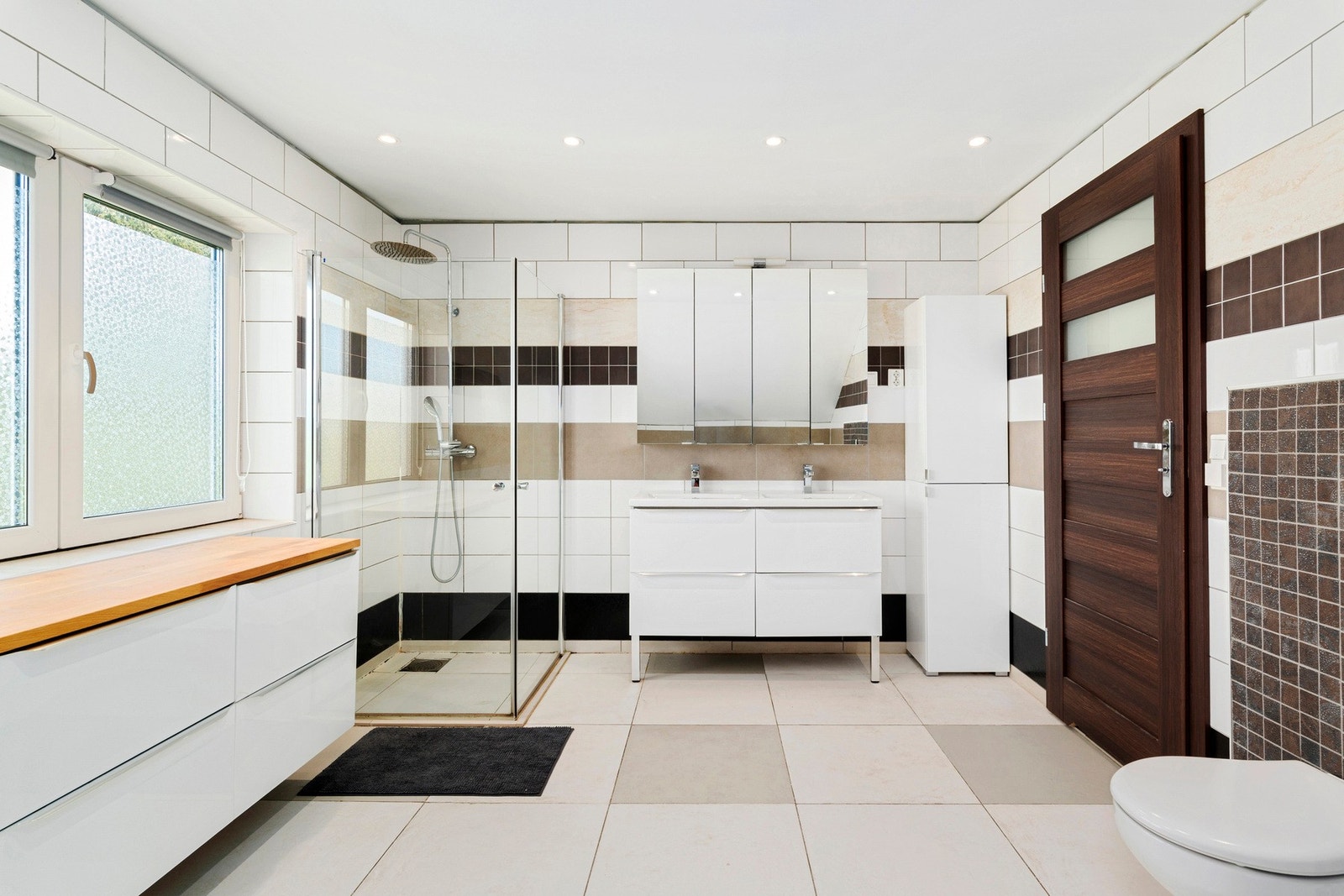 Det andre baderommet er av godkjent størrelse, med 60x60-fliser på gulv. Galleribilde