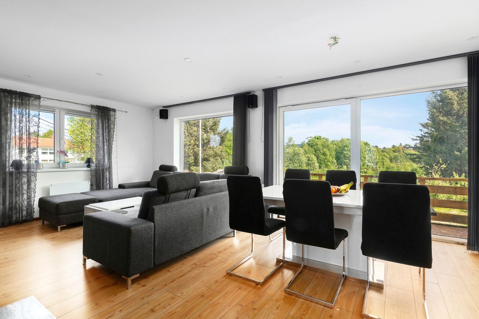 En innholdsrik enebolig over 3 plan i rolige, men sentrale omgivelser på Fiskarstranda. Galleribilde