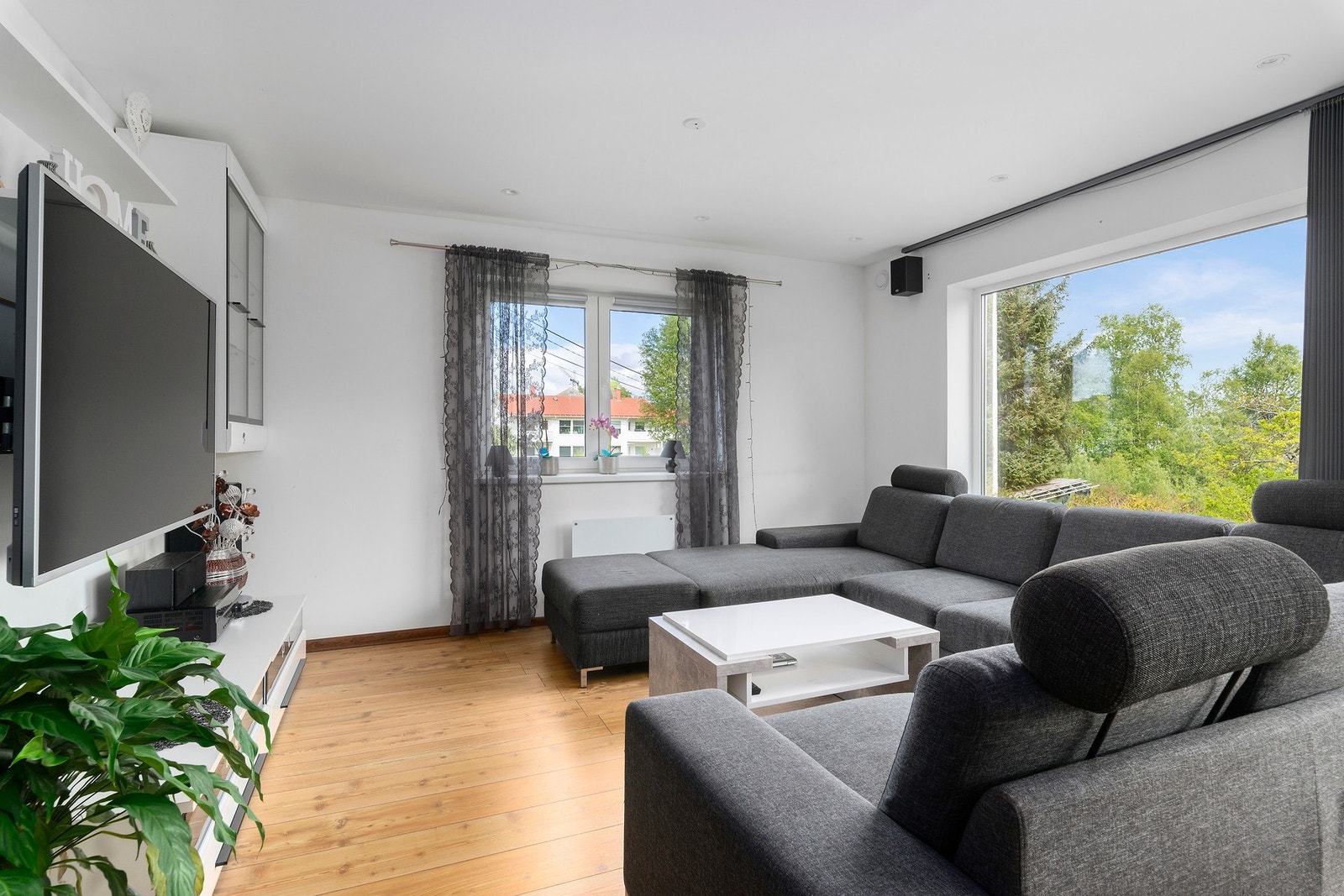 Naturlig sone for sofagruppe. Her er det lagt til rette for avslapning med hele familien. Galleribilde