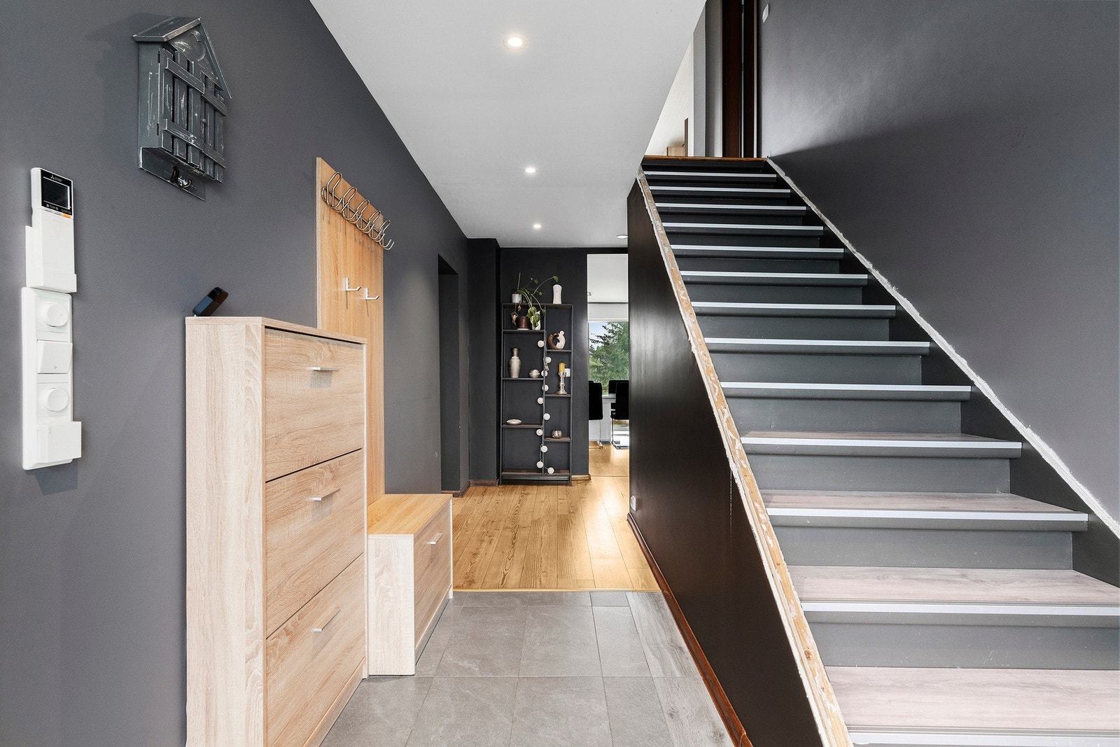 Varmepumpen kan styres med fjernkontroll, men også via app på telefon. Vi beveger oss opp i tredje etasje. Galleribilde