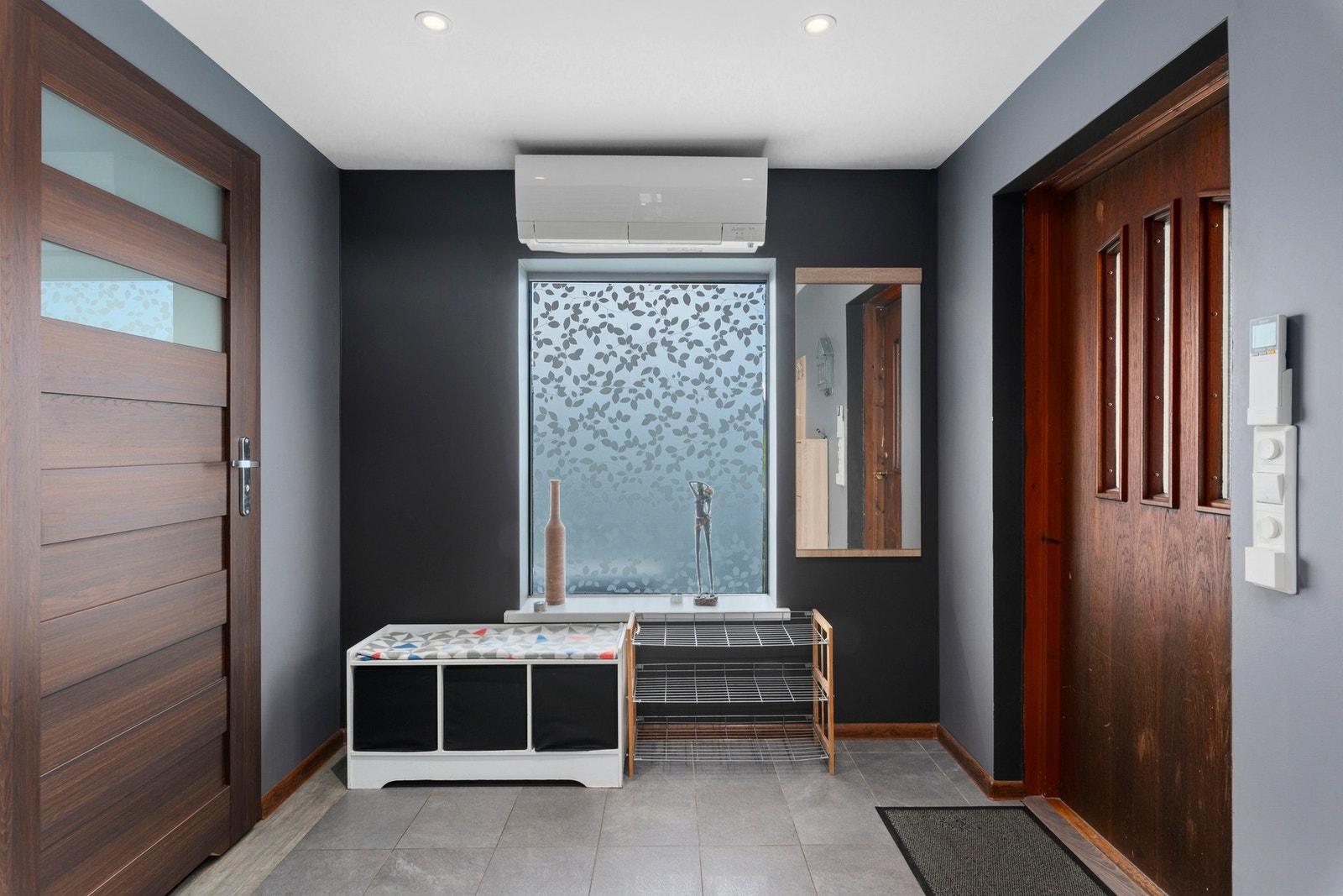 Boligen varmes opp med varmepumpe, og den flislagte delen av gulvet har elektriske varmekabler. Til venstre ligger det første baderommet. Galleribilde