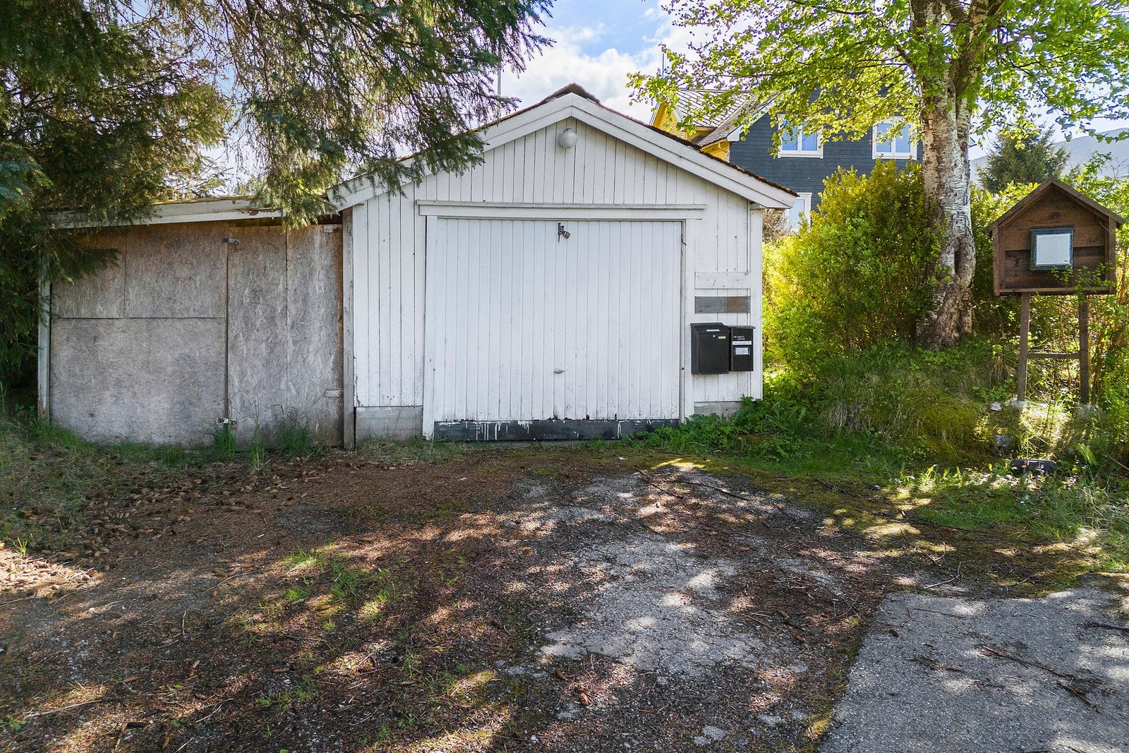 Alternativt kan bilen parkeres i garasjen og på romslig oppstillingsplass ved siden av. Galleribilde