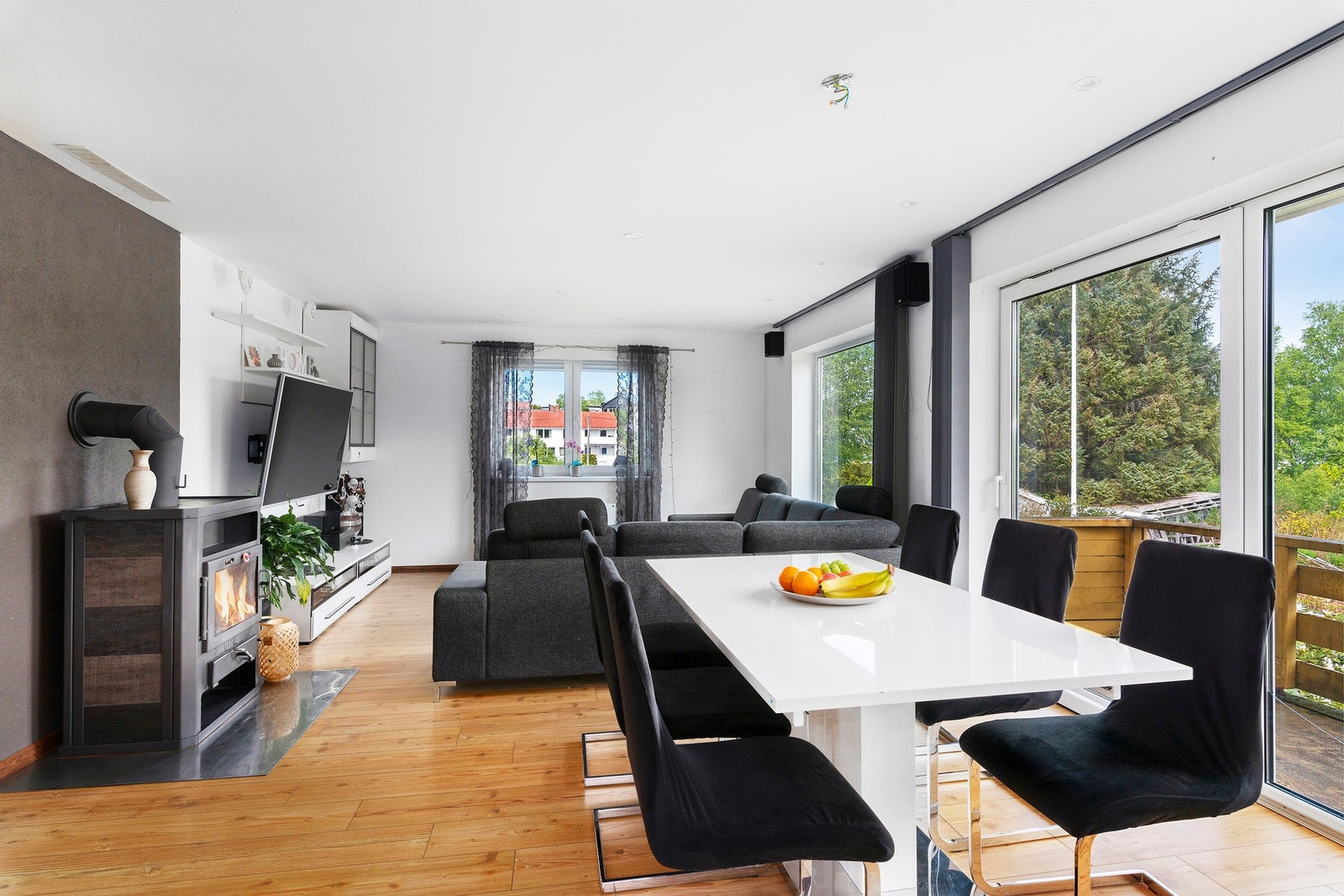 Store vindusflater på stuen gir godt med lysinnslipp, og bidrar til den romslige følelsen. Vinduene i boligen er skiftet ut i perioden 2015-2018, og har 3-lags glass med karmer av PVC. Galleribilde