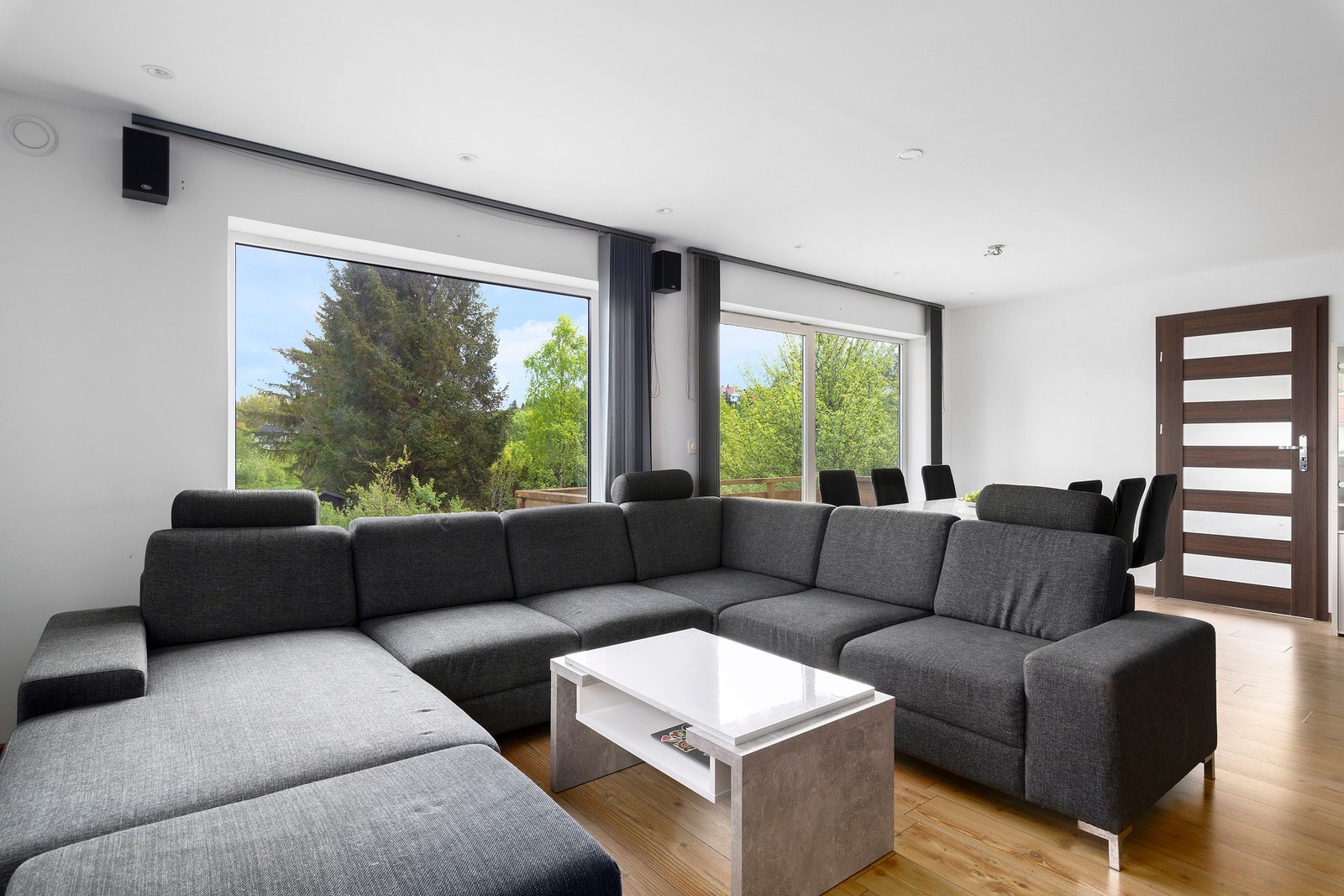 De fleste innvendige overflater er fornyet i 2020, og alle yttervegger i hovedplan er etterisolert med totalt 20 centimeter. Legg merke til spottene i himlingen. Galleribilde