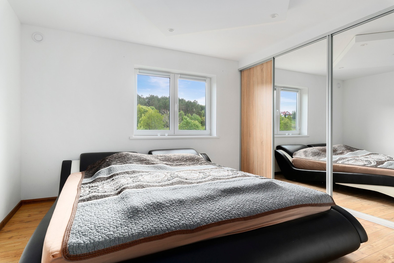 Sengen vitner om god plass på hovedsoverommet, og skyvedørsgarderoben med helfigurspeil gjør det enkelt å holde orden på garderoben. Galleribilde