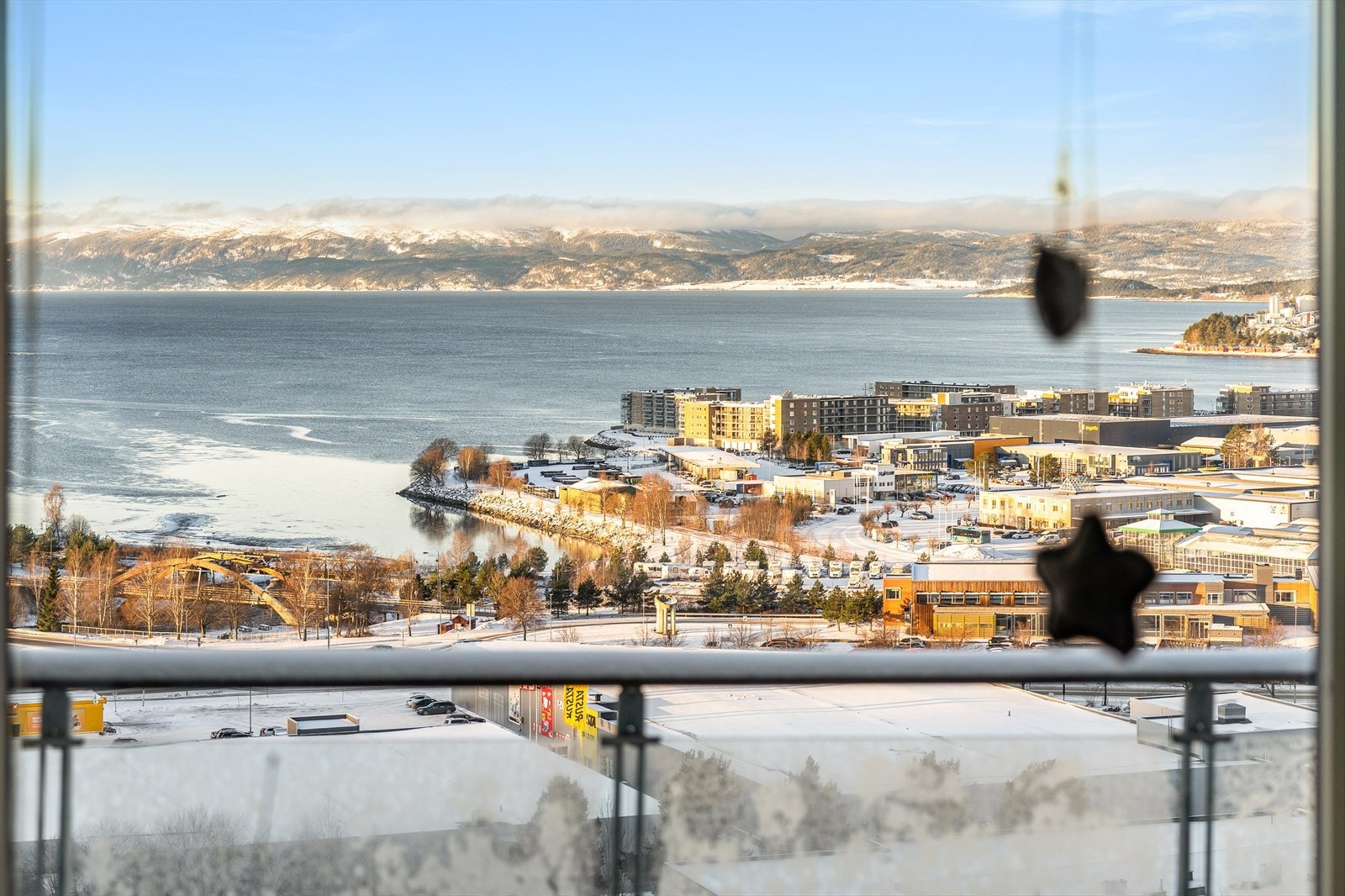 Nydelig utsikt til byen og fjorden. Sen kveldssol Galleribilde