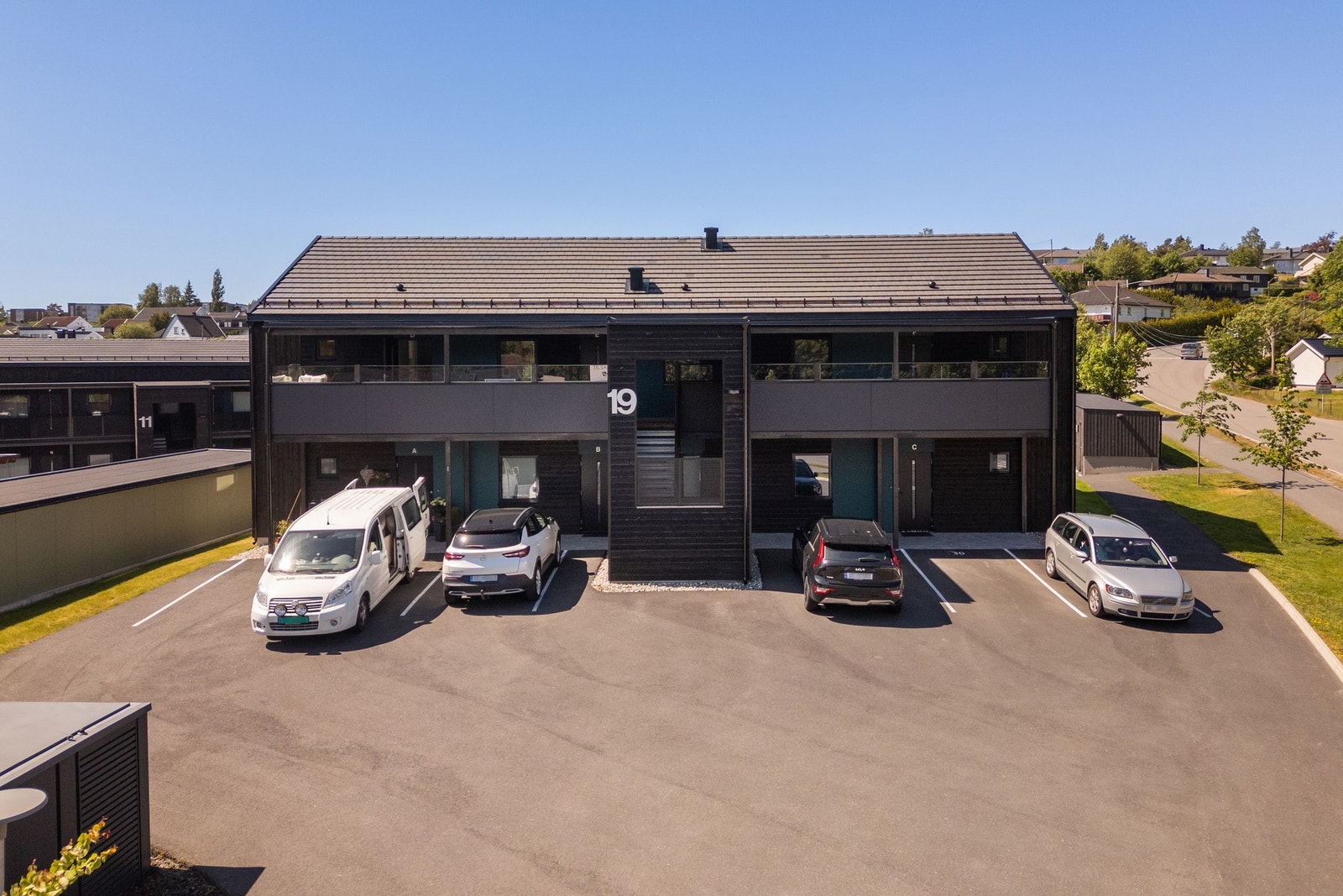 Leiligheten disponerer en biloppstillingsplass rett foran bygget. Galleribilde