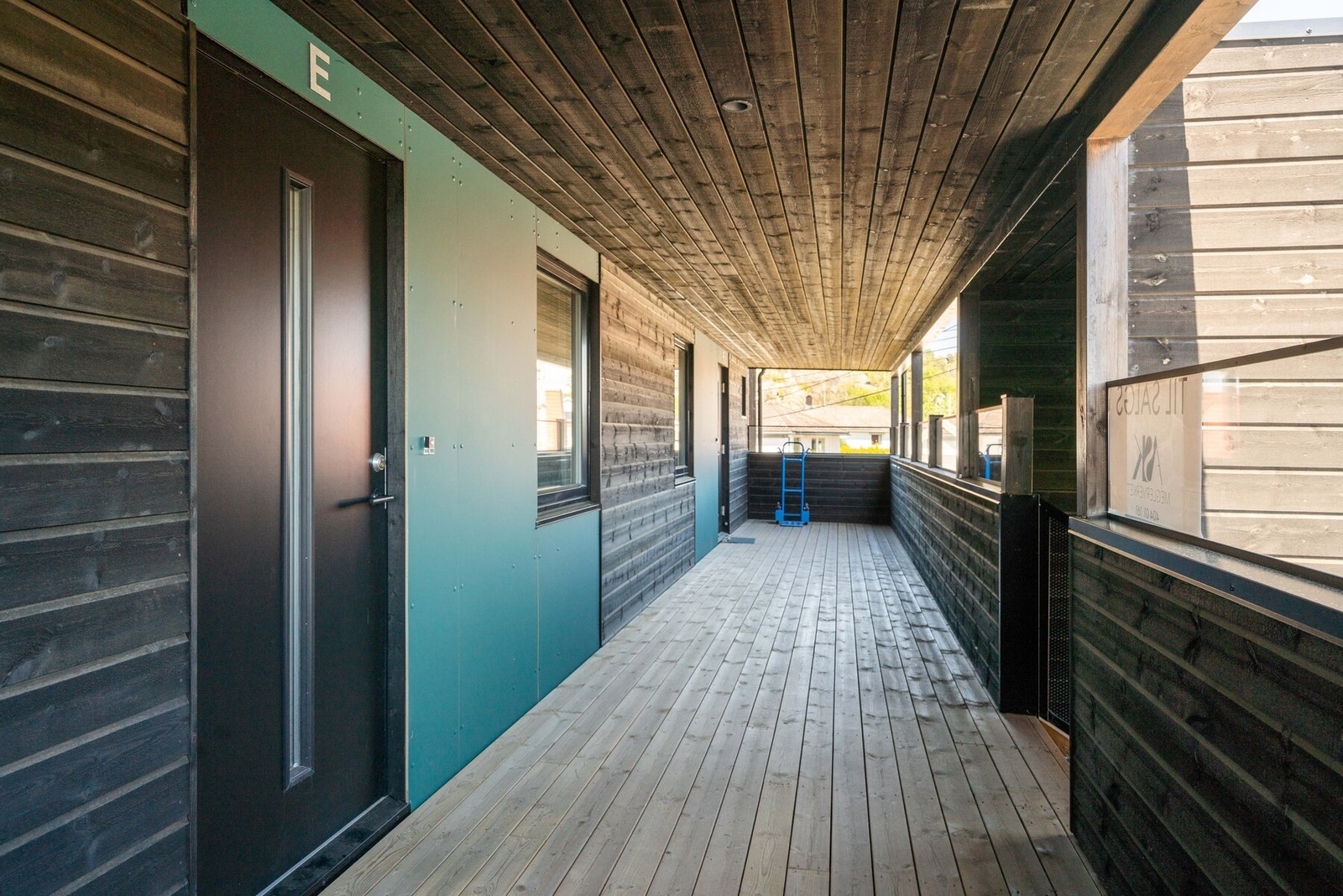 Svalgang utenfor inngangen. Galleribilde