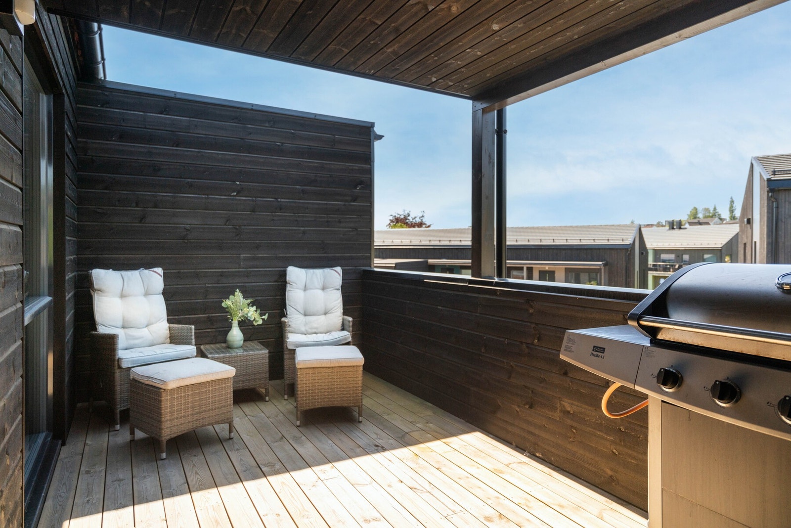 Romslig og delvis overbygd veranda med god plass til utemøblement. Galleribilde