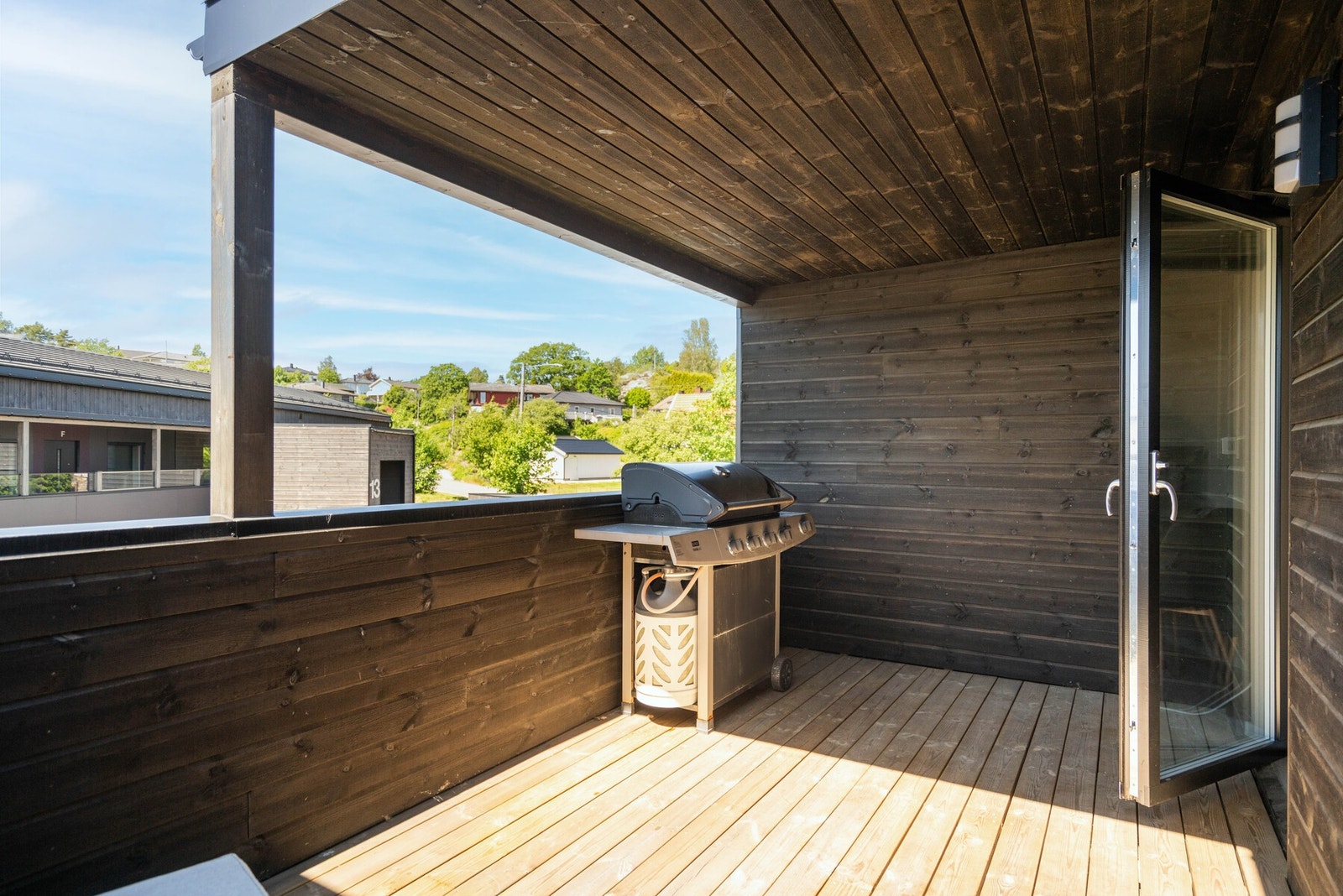 Det er gode solforhold på verandaen med ettermiddags- og kveldssol. Galleribilde