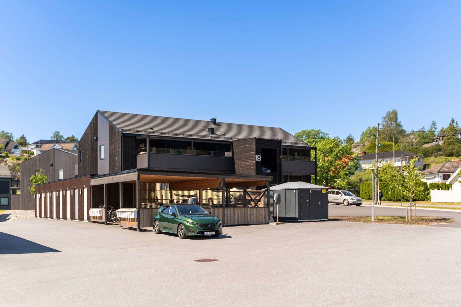 Det er mulighet for lading av elbil ved boretttslagets 4 felles elbilladere. Galleribilde