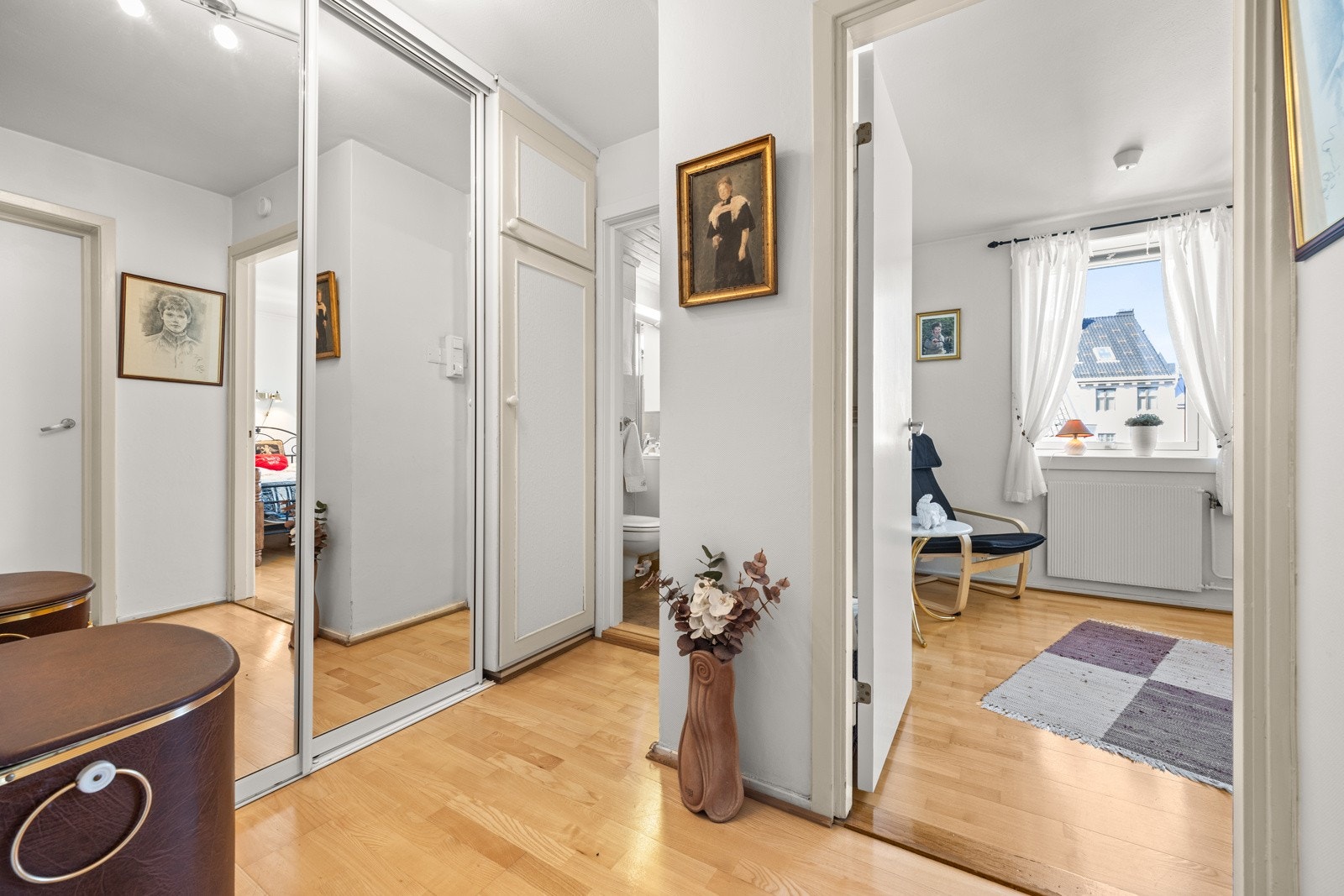 Skyvedørsgarderobe og plassbygget skap i entreen. Galleribilde