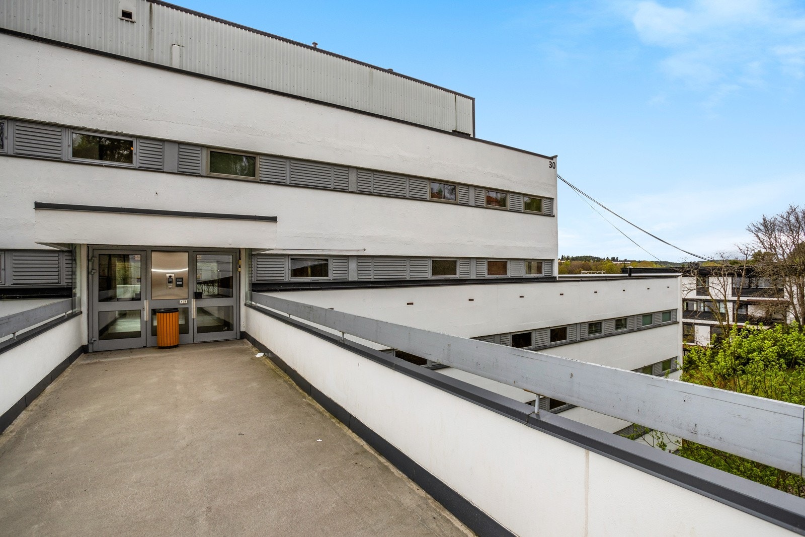 ....Og selvsagt en snarvei ut og inn i 8 etg. Galleribilde
