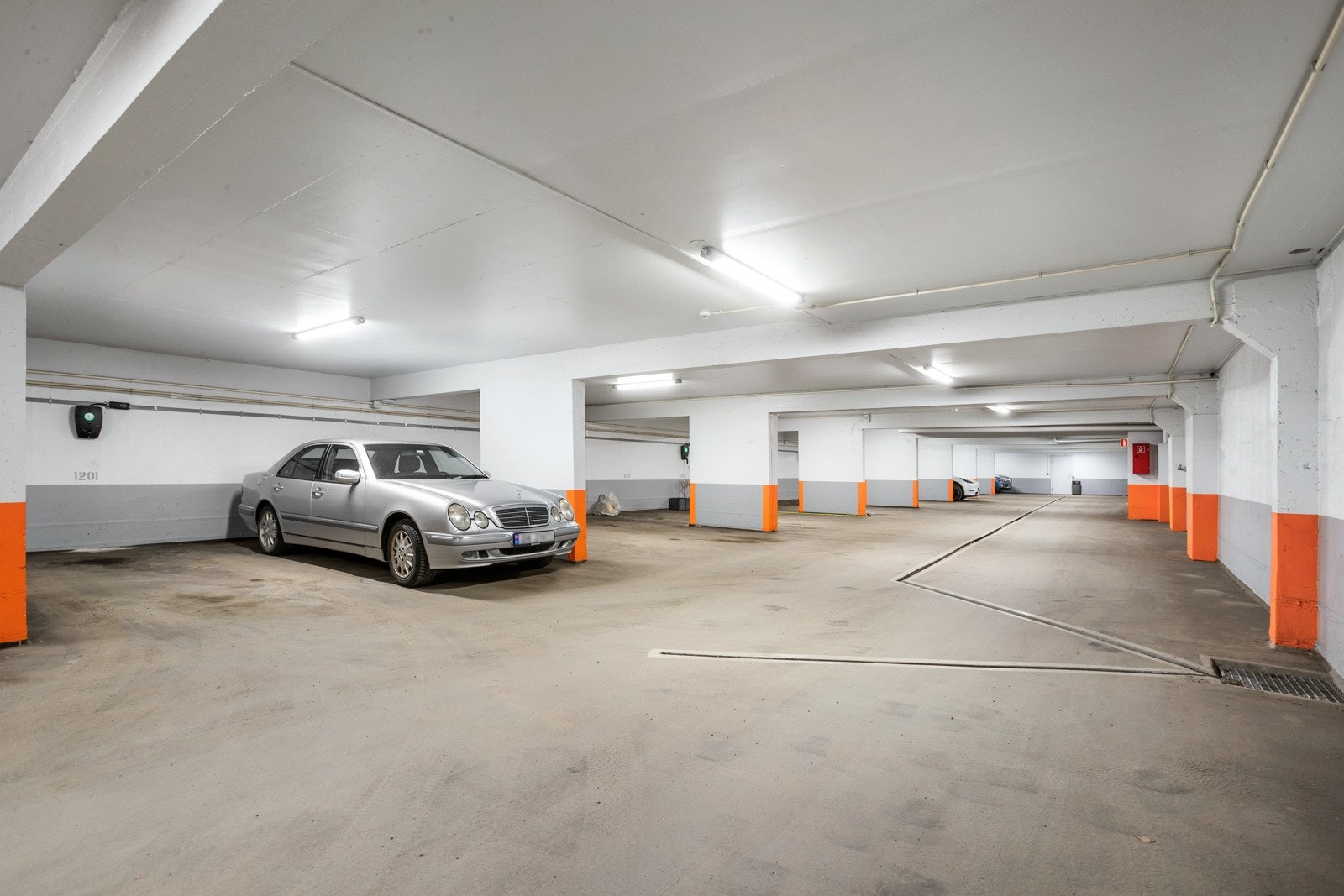 Plass i felles garasjeanlegg med elbil lader som følger leiligheten Galleribilde