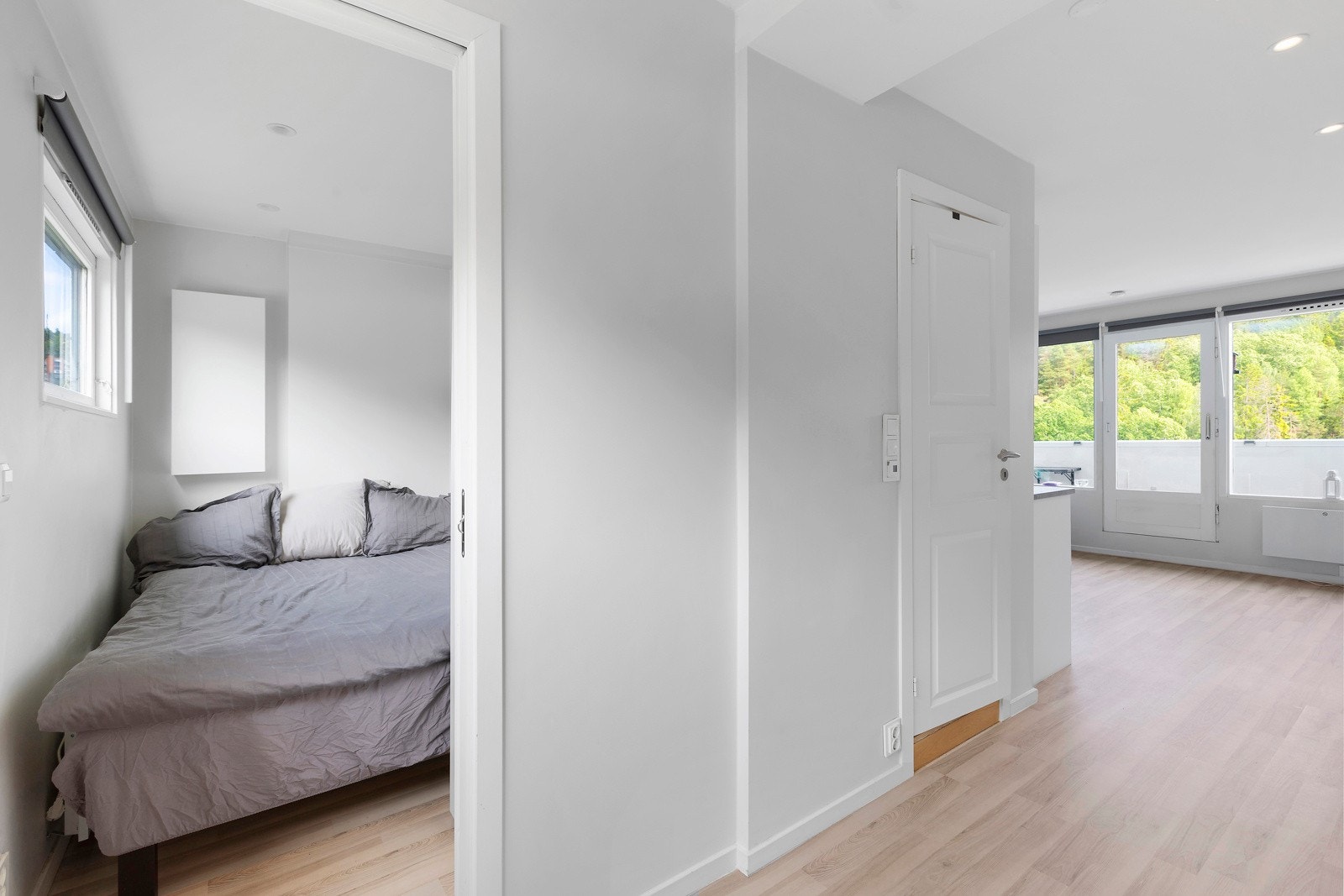 Sovealkoven har plass til romslig seng, det er vindu og downlights i taket Galleribilde