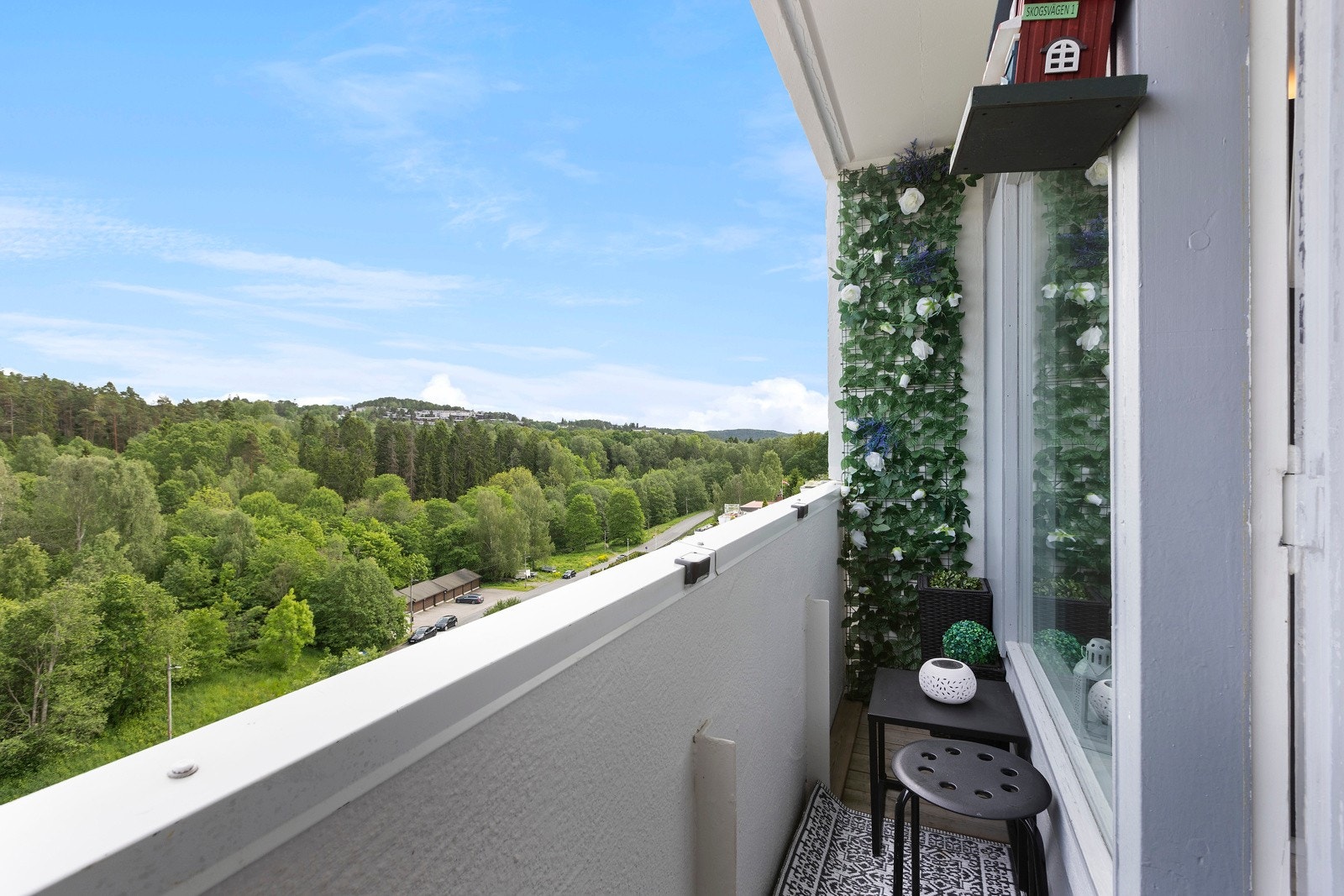 Terrassen ligger skjermet til i toppetasje og og leiligheten ligger på enden Galleribilde