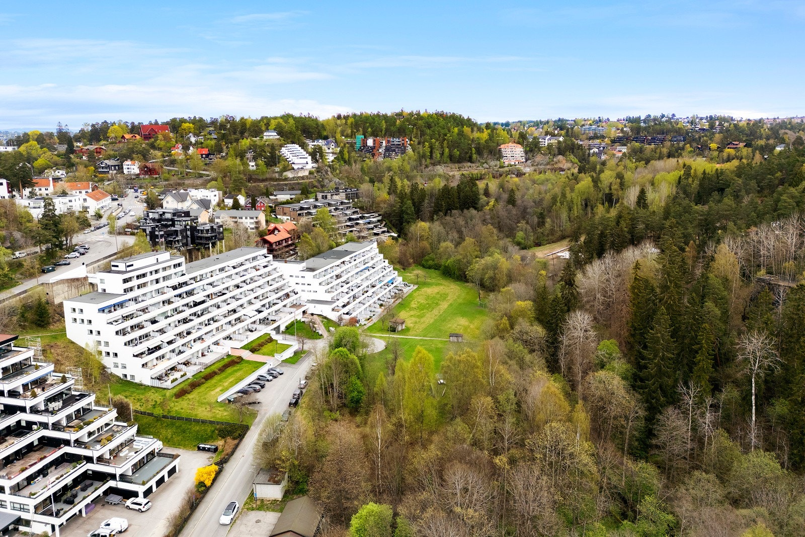 Man grenser mot skog, lysløyper og flott turvei ned til Hvervenbukta Galleribilde