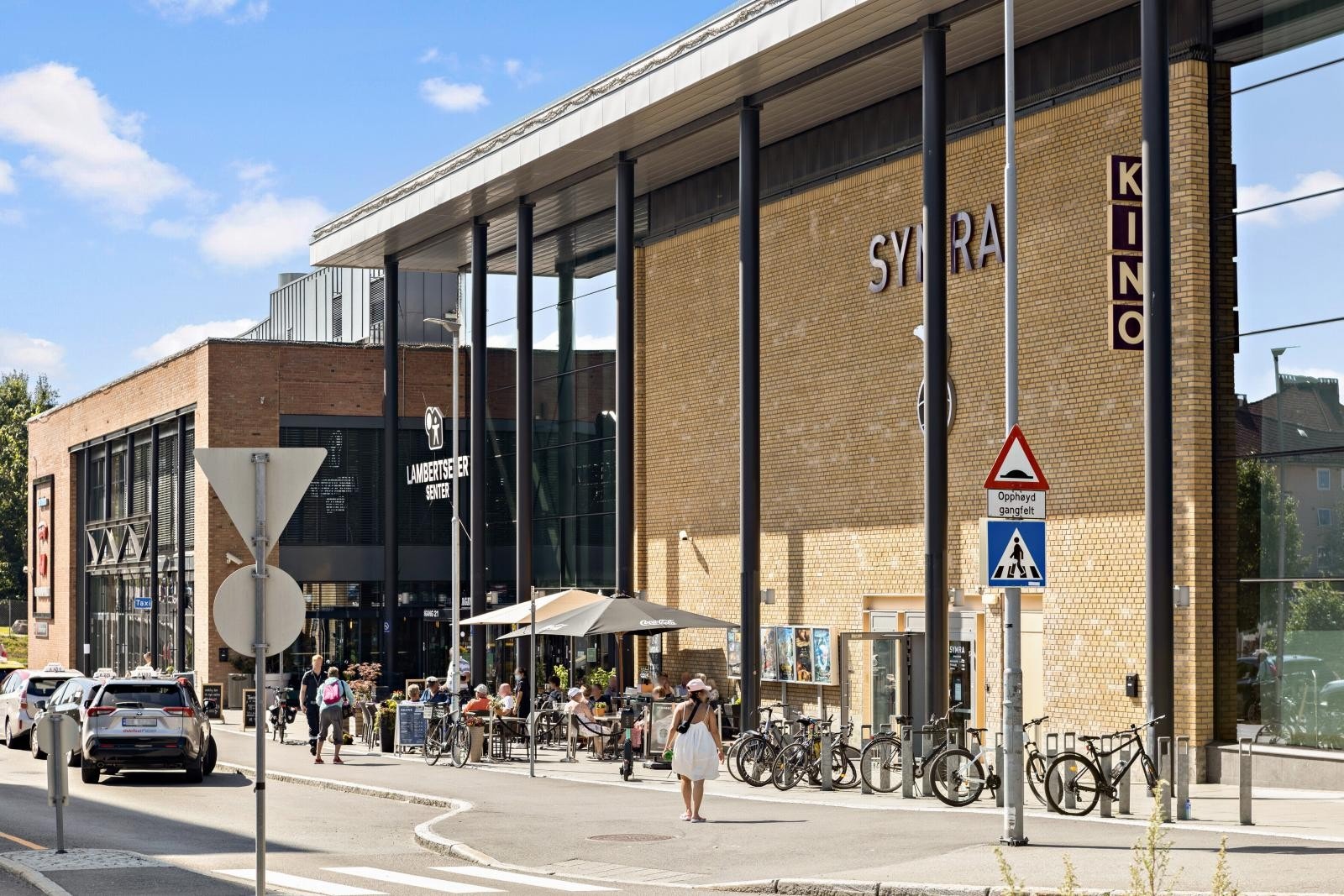 Lamberteter senter har et rikt utvalg av butikker, kino, kafeer og spisesteder Galleribilde