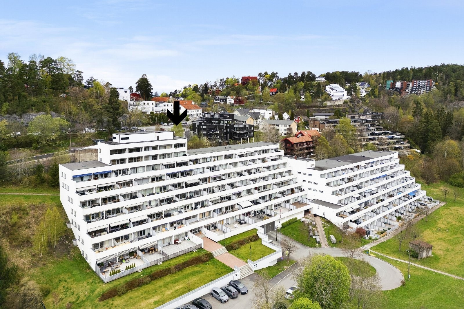 Terrasseblokken ligger i skrånet terreng Galleribilde