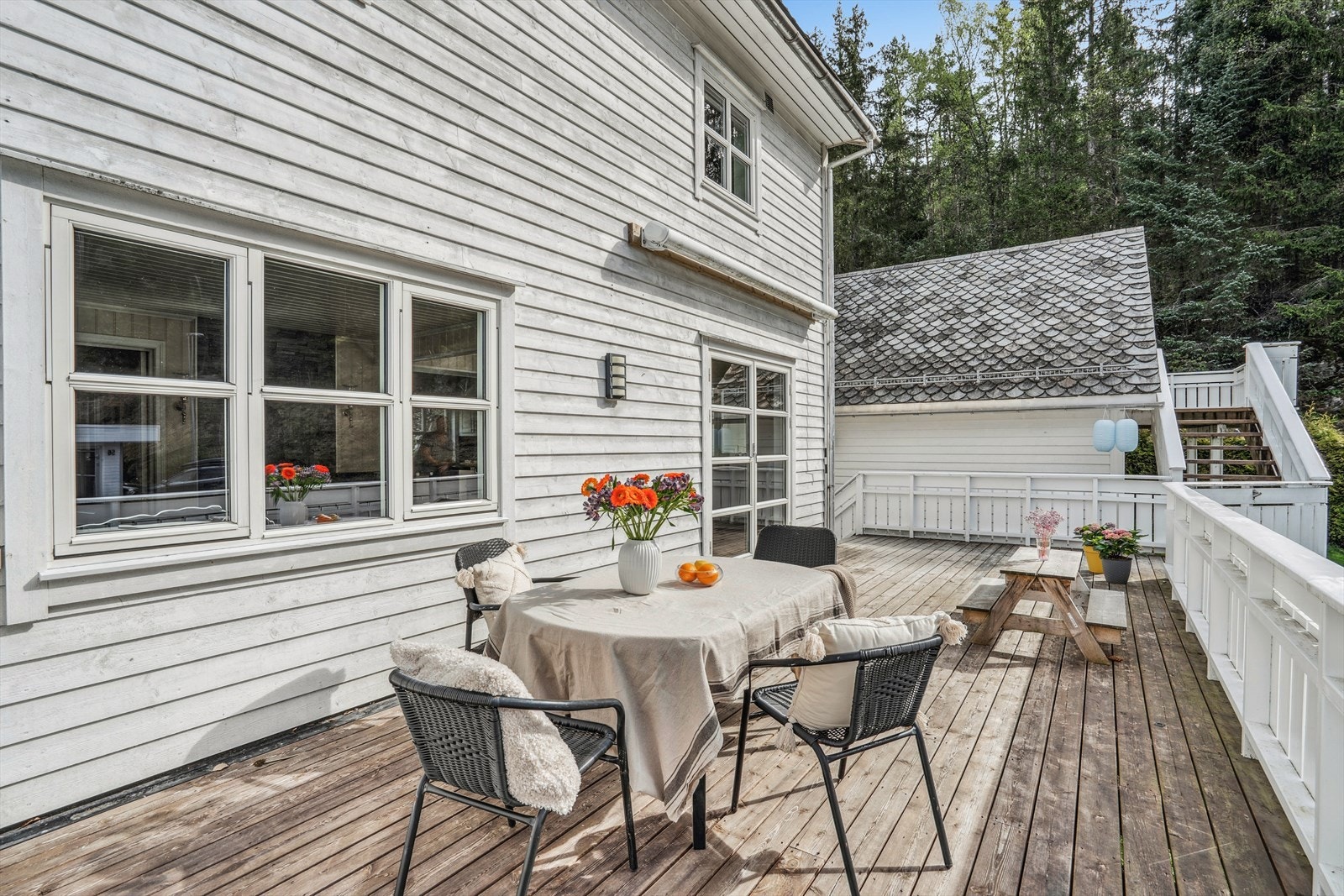 Sol stort sett hele dagen, fra den står opp til den går over hustaket! Galleribilde