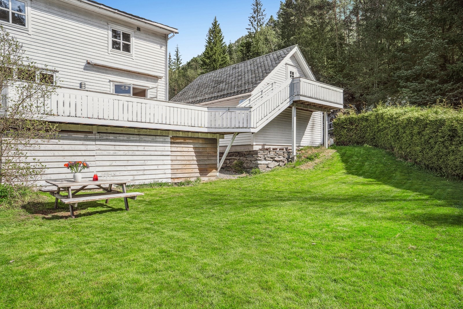 Under terrassen er det godt med lagringsplass! Det er opplegg til robotgressklipper langs hagen! Galleribilde