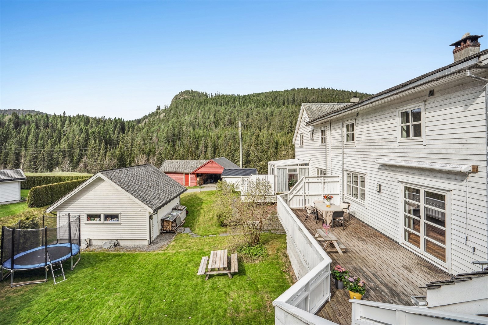 Stor hage nedenfor terrassen! Galleribilde