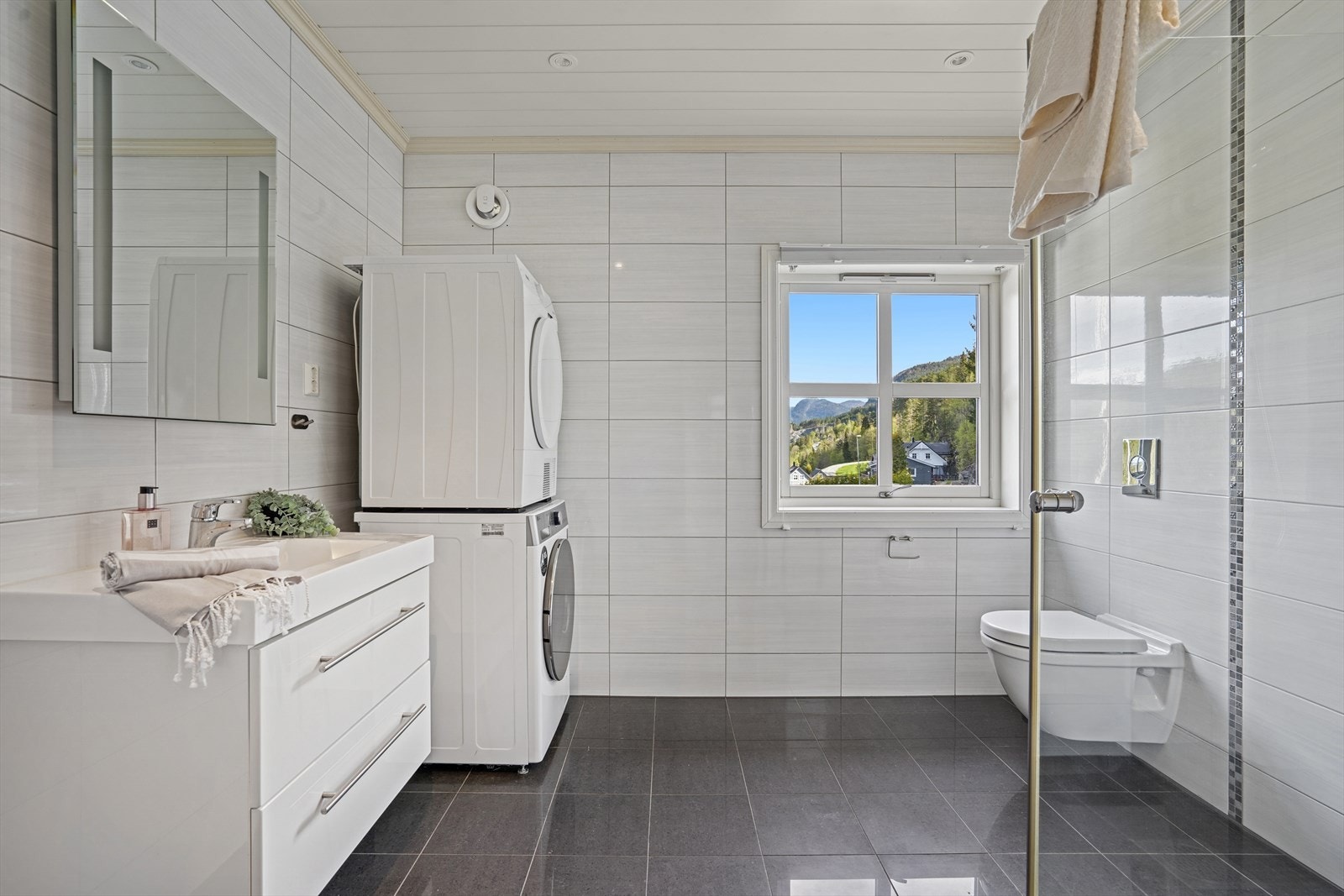 God standard på badet, utstyrt med baderoms innredning, speil, vegghengt toalett og dusj! Galleribilde